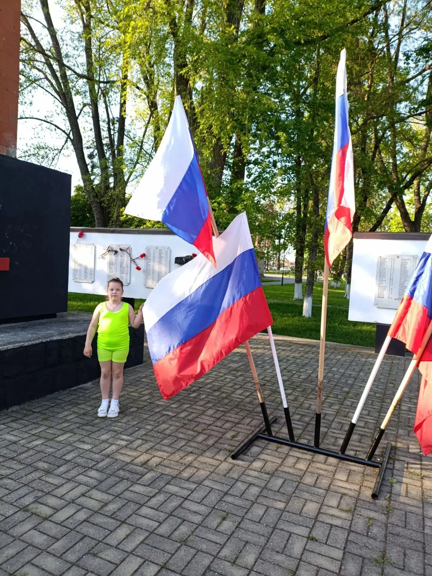 🇷🇺 Ко Дню государственного флага России в нашей школе проходил фото-флешмоб «Гордо ре...