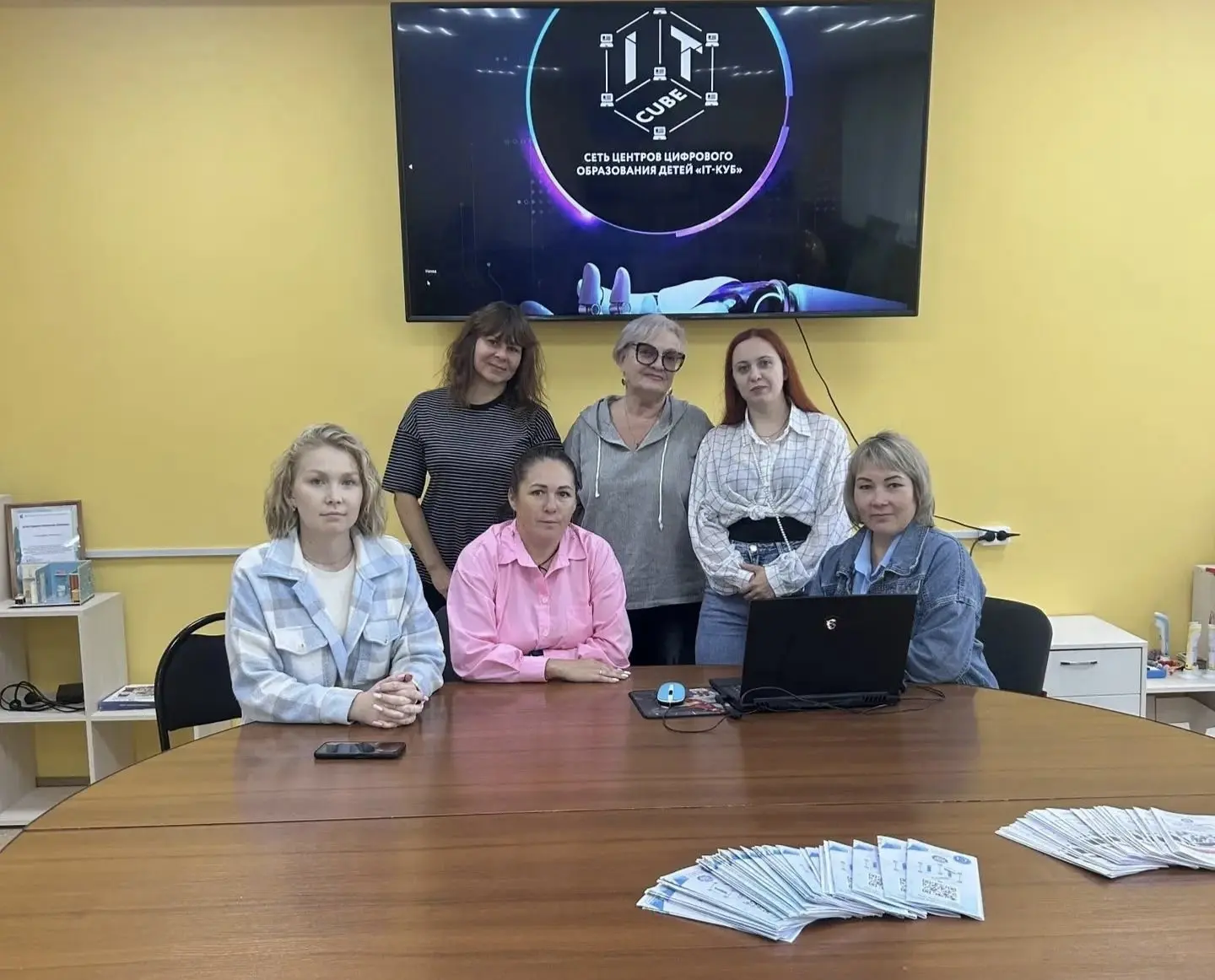 В День открытых дверей  педагоги центра цифрового образования IT-куб  приветствовали мн...
