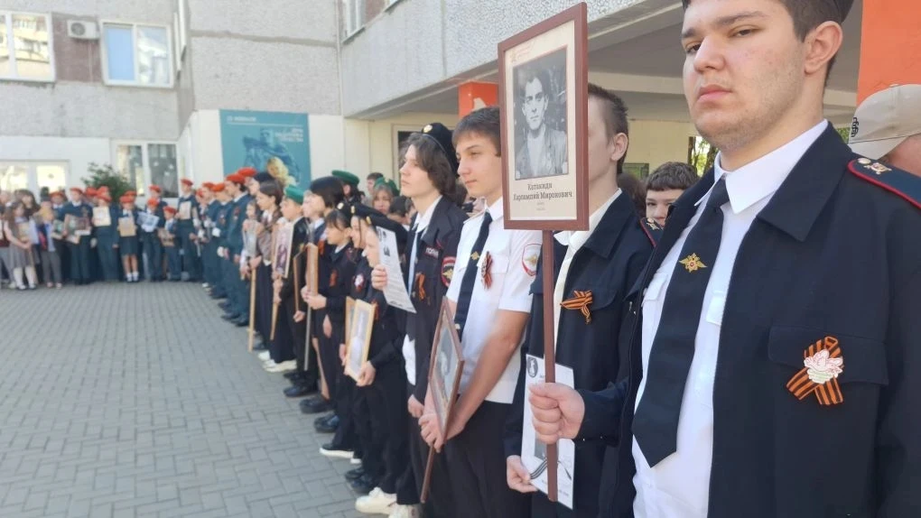 🎗️ День Победы в школе: торжественно, трогательно, памятно!  Торжественно вынесли  копию Знамени Поб