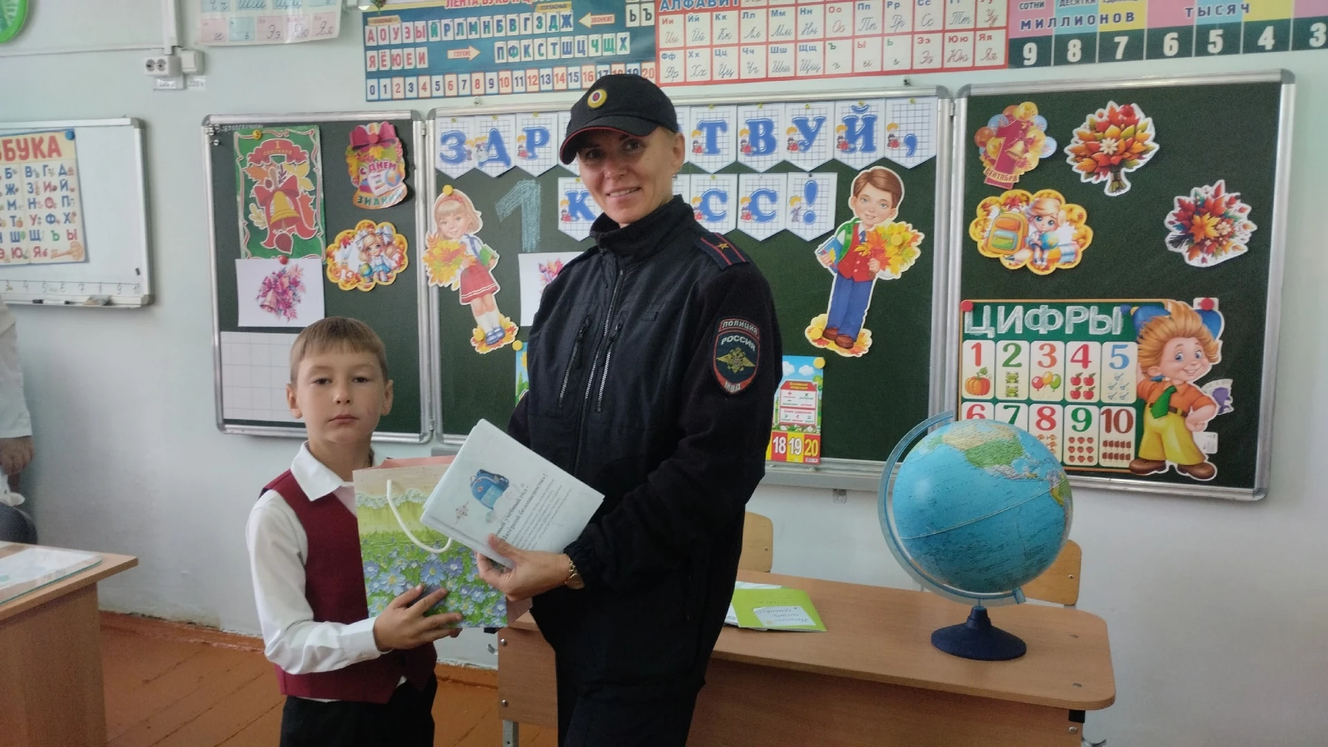 В День знаний сотрудники полиции Агаповского округа посетили торжественные линейки и пр...