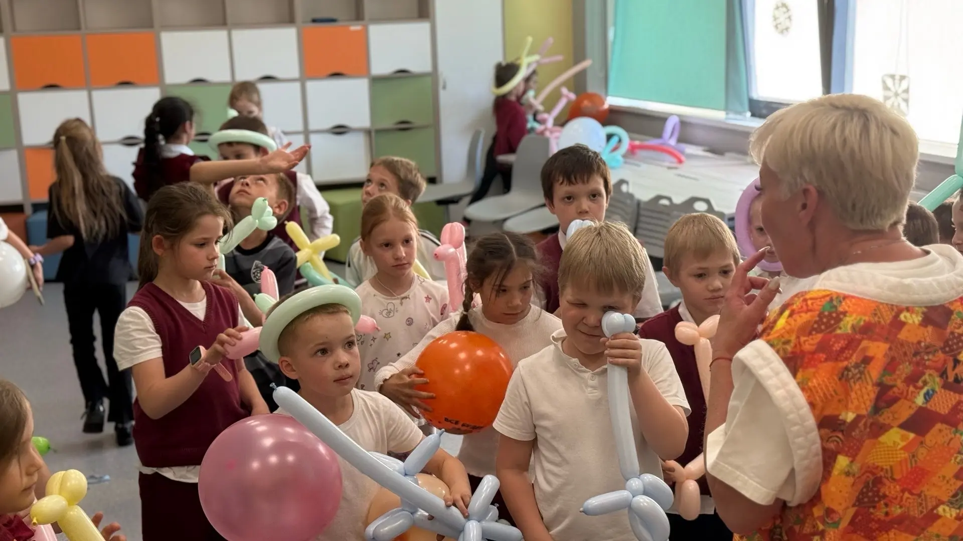 Взрыв цвета и веселья в ГПД! 🎈🐶🦒  За окном обычный школьный день, а в группах продлённого дня сегодн