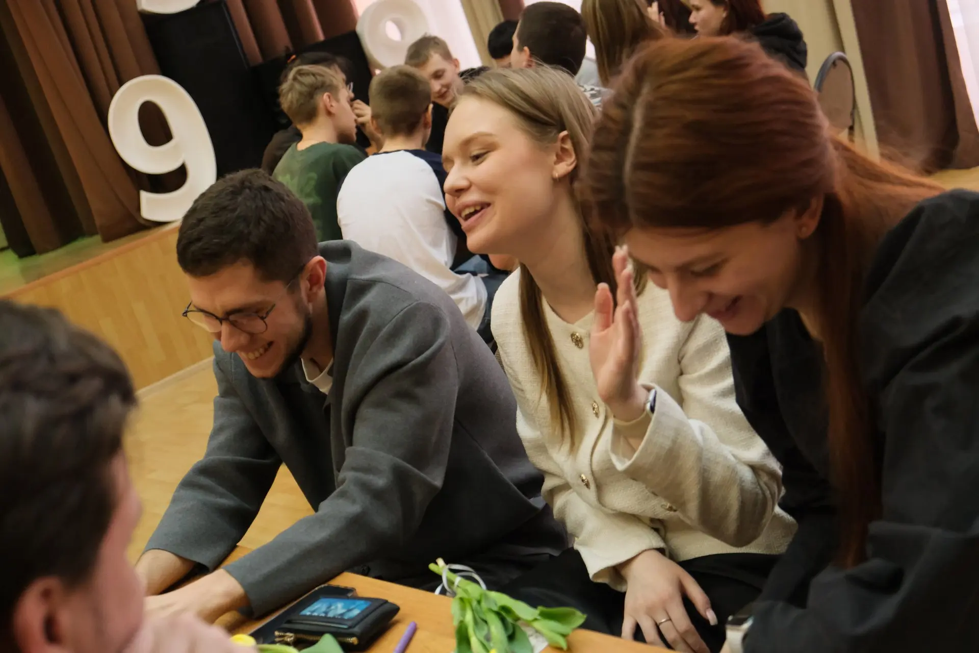 🎶 Музыкальное лото в честь 8 Марта: битва поколений!  Сегодня в актовом зале второго здания нашей шк