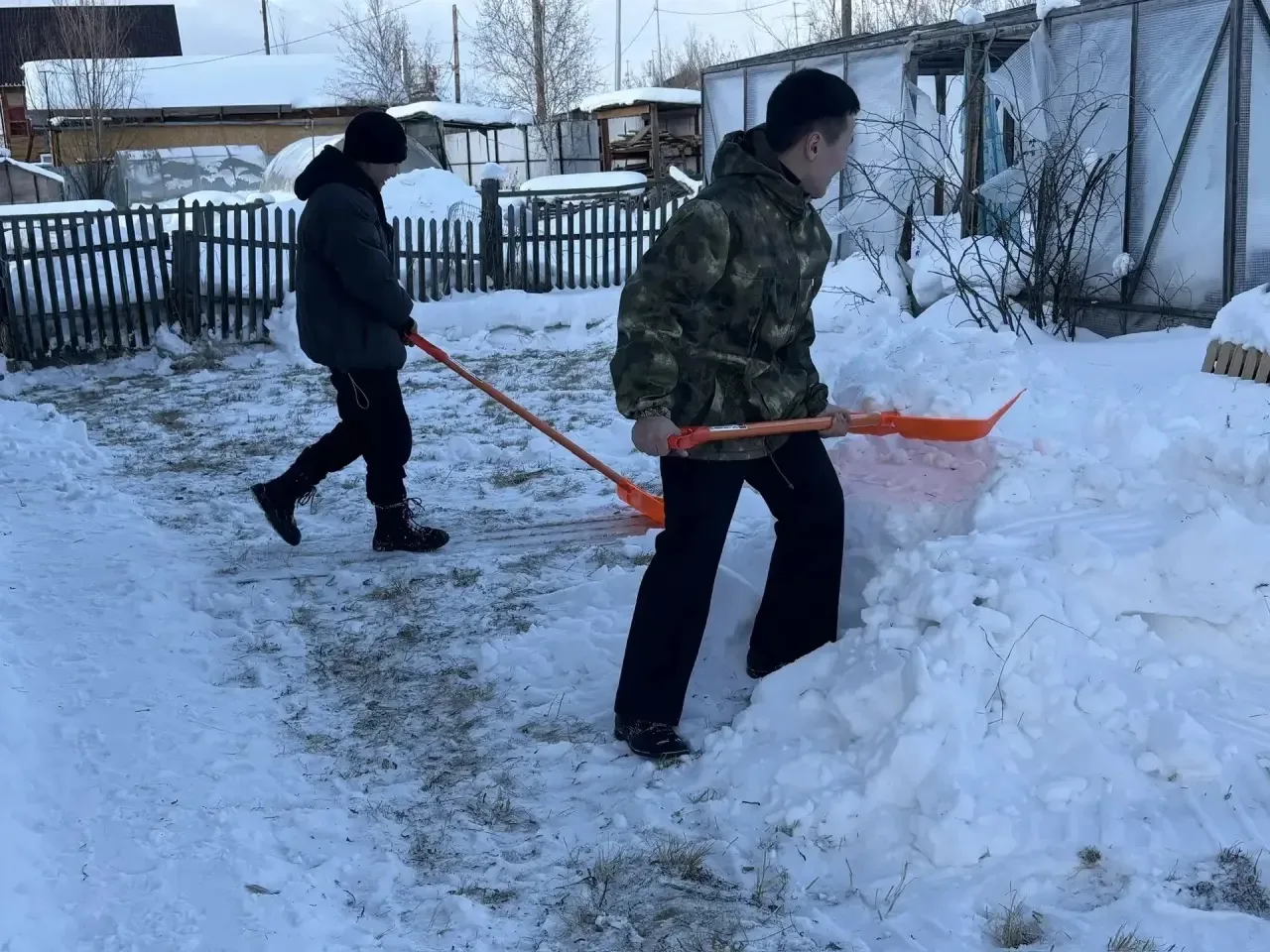 СНЕГА В ГОРОДЕ ЕЩЁ ПРЕДОСТАТОЧНО.  Тепло на улицах Якутска означает только лишь одно - красивая солн