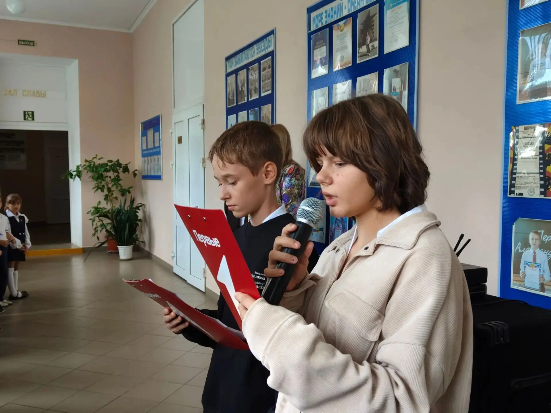 💥Торжественно начали новую учебную неделю во второй смене. Директор школы напомнила уч...