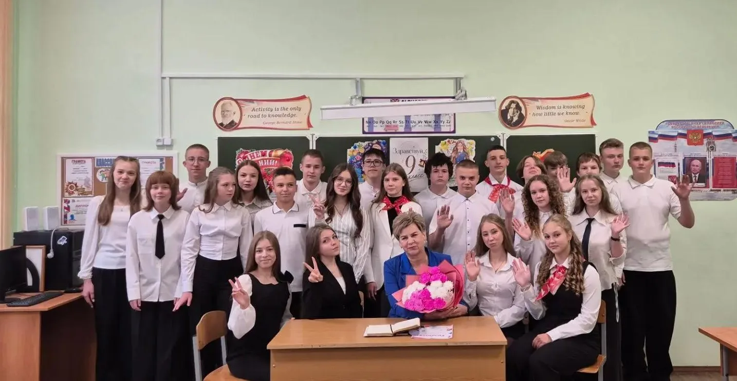 📚 Полвека назад она робкой первоклассницей переступила порог школы. Это было время, ко...