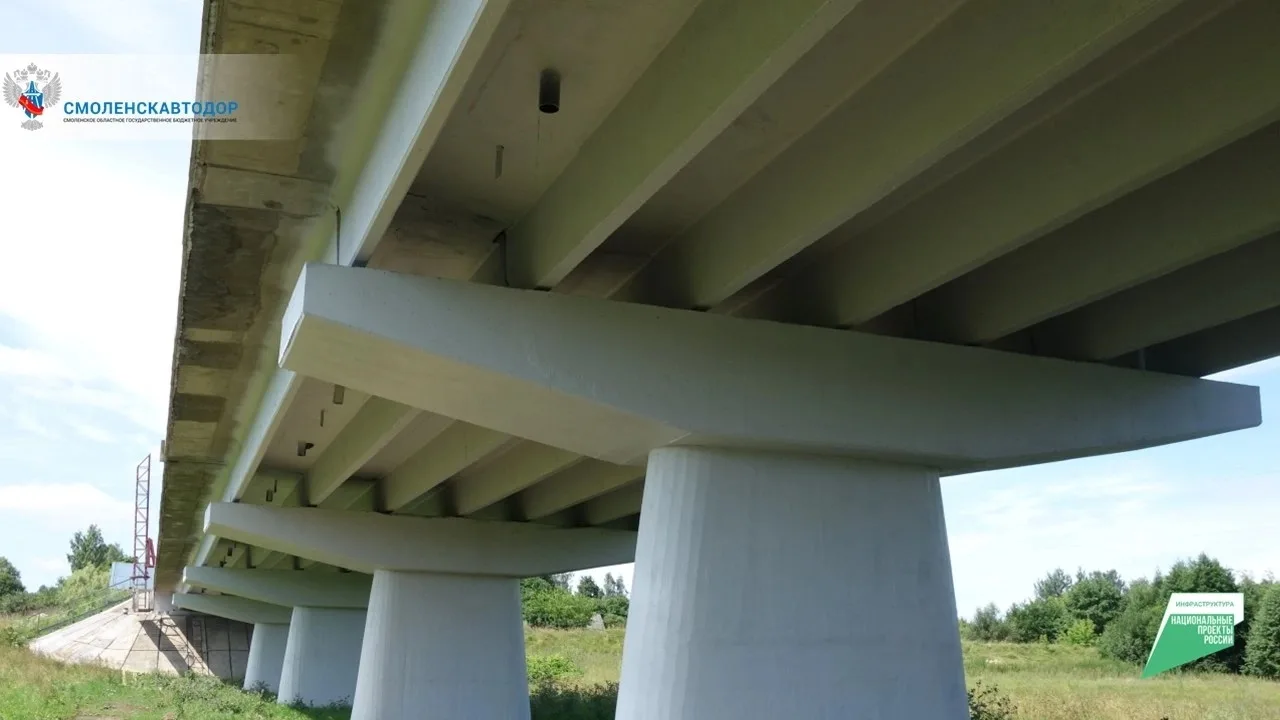 🛣В Хиславичском муниципальном округе ремонтируют железобетонный мост через реку Сож

Работы выполня