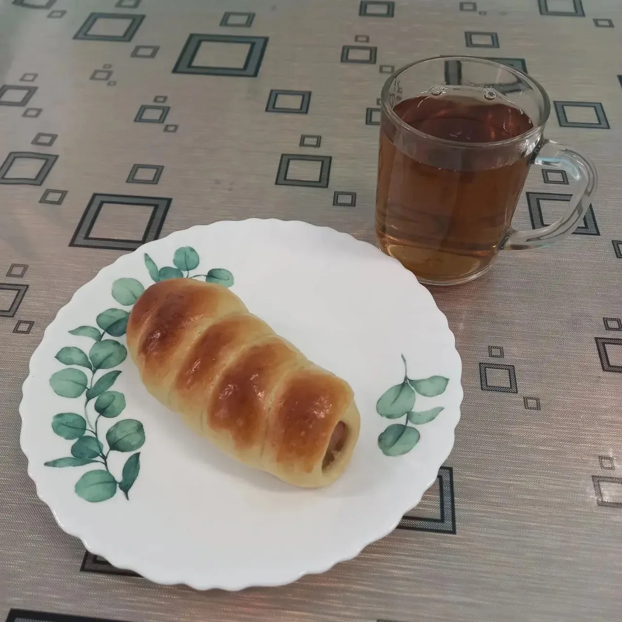 На полдник сосиска в тесте, чай с сахаром🤤