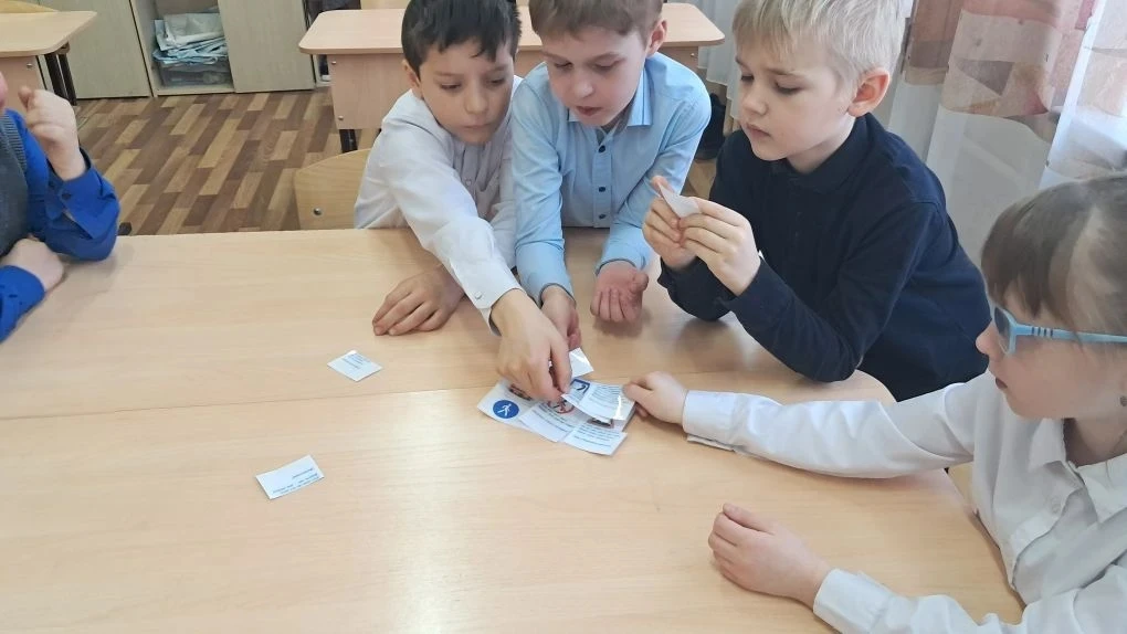 🚦 Безопасность на дорогах — наш приоритет!  Сегодня у учеников 2 «В» класса прошёл особенный урок по