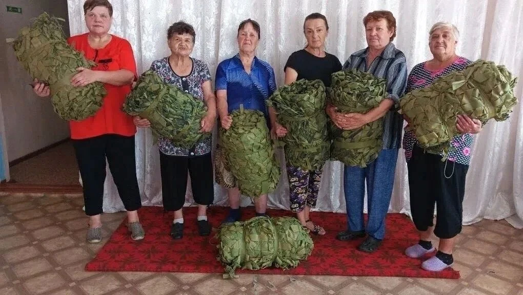 В учреждениях культуры ежедневно кипит работа по плетению маскировочных сетей! Каждый желающий может
