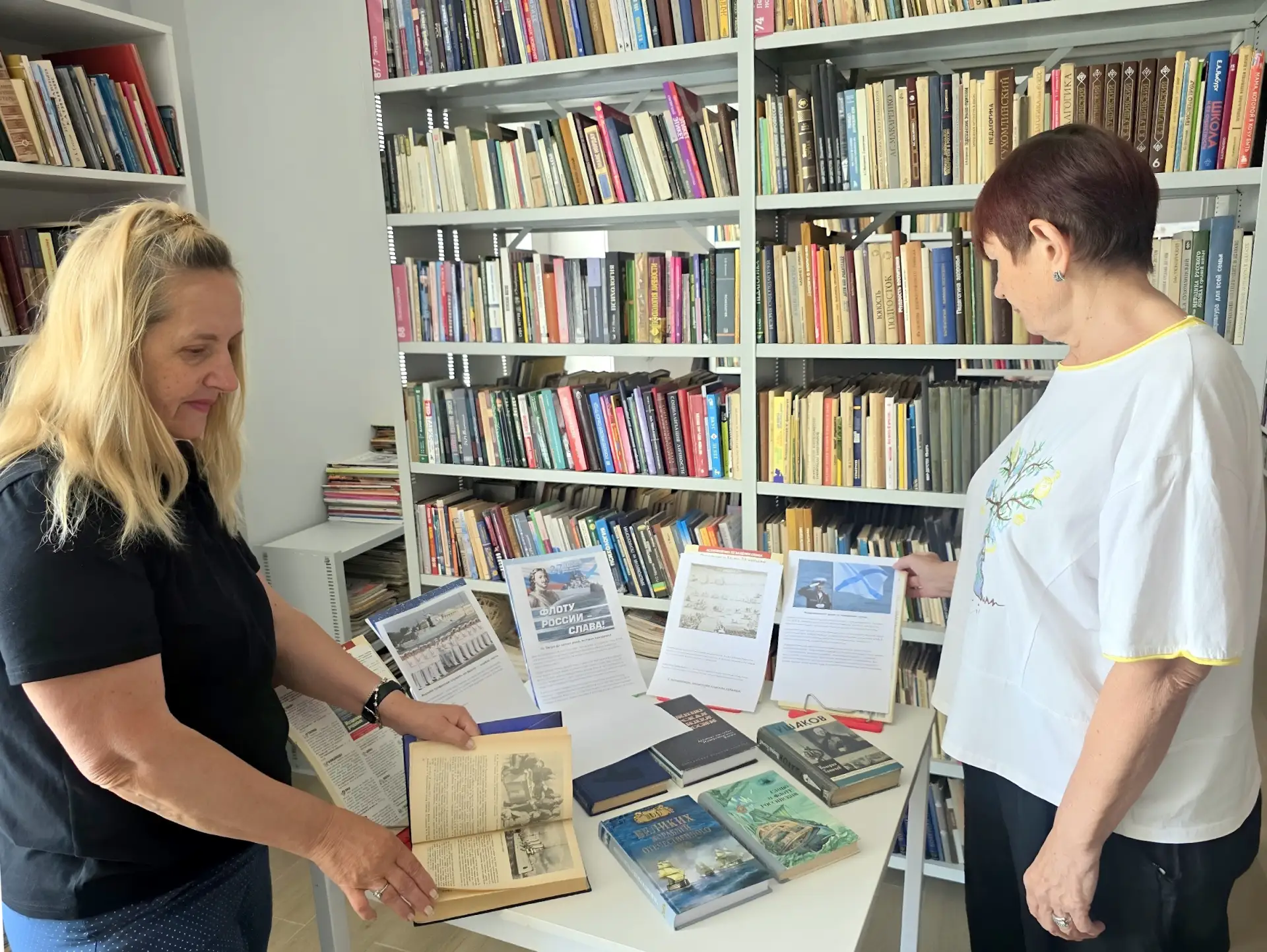 🌊 В библиотеке им. В.П. Астафьева подготовлен стол полезной информации «Честь и слава военно-морско