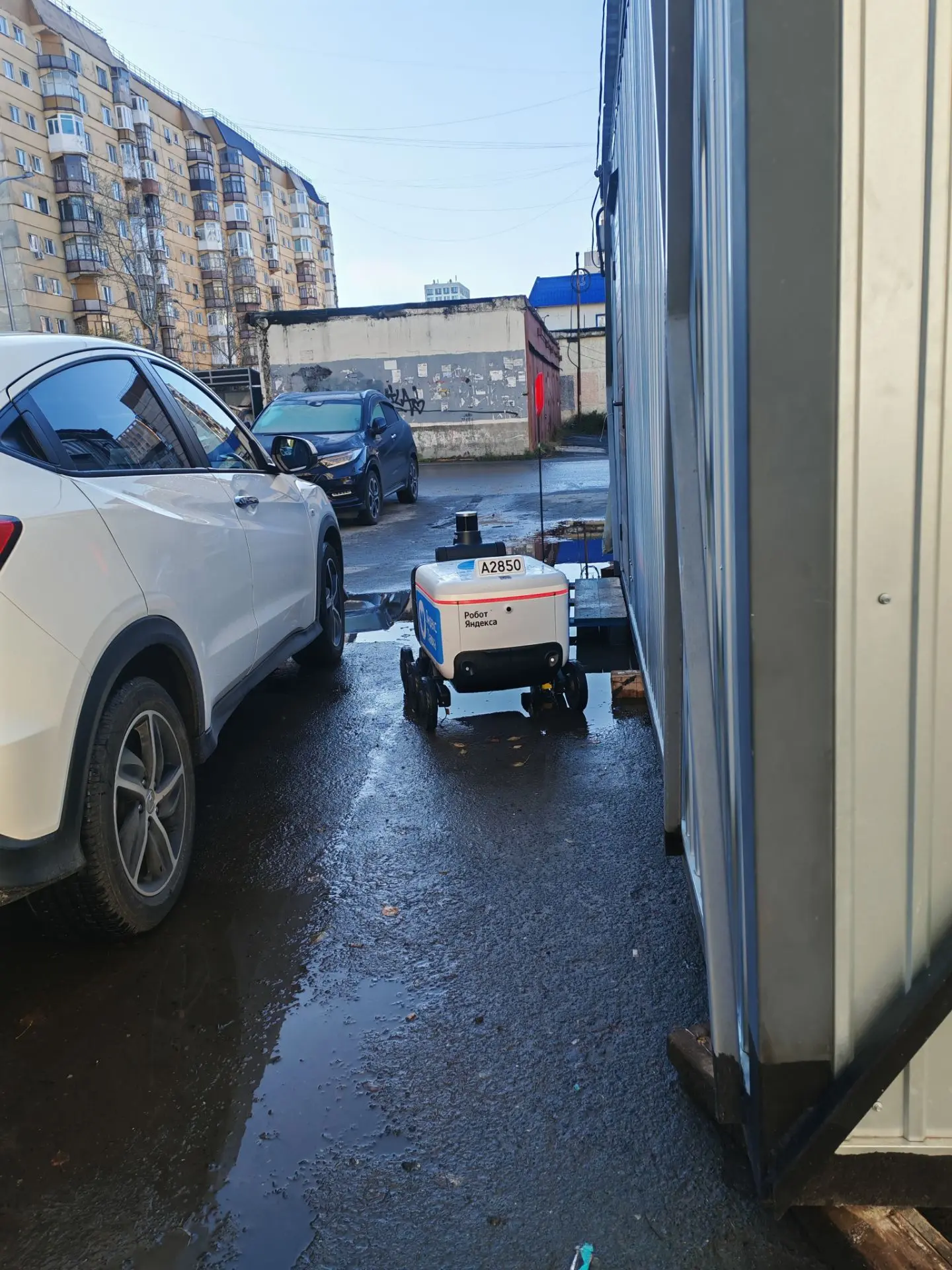 У нас тут во дворе малыш заблудился... И не знаешь как ему помочь...