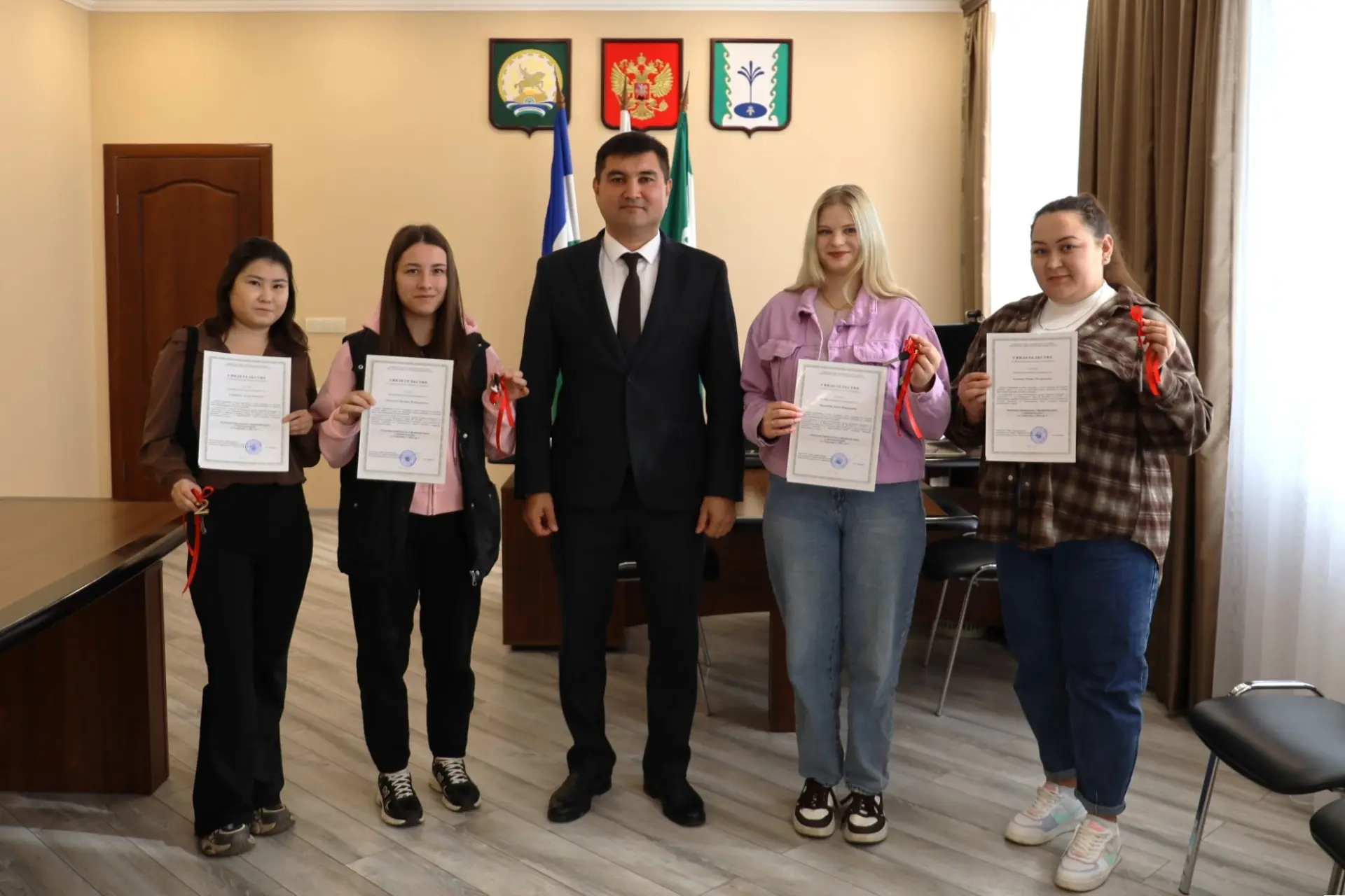 Сегодня с большой радостью вручил ключи от квартир нашей молодёжи