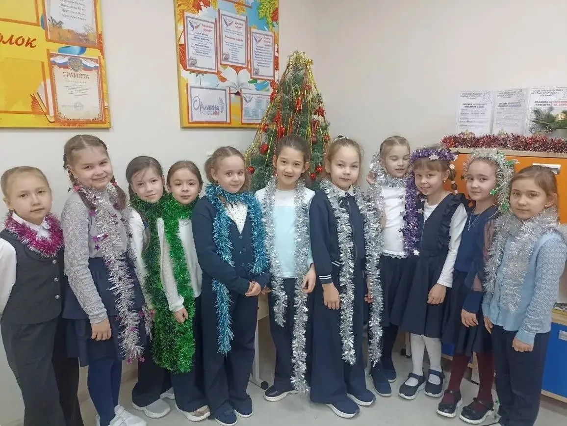 ✨ День мишуры   12 декабря в нашей школе прошел тематический «День мишуры».В этот день ученики прояв