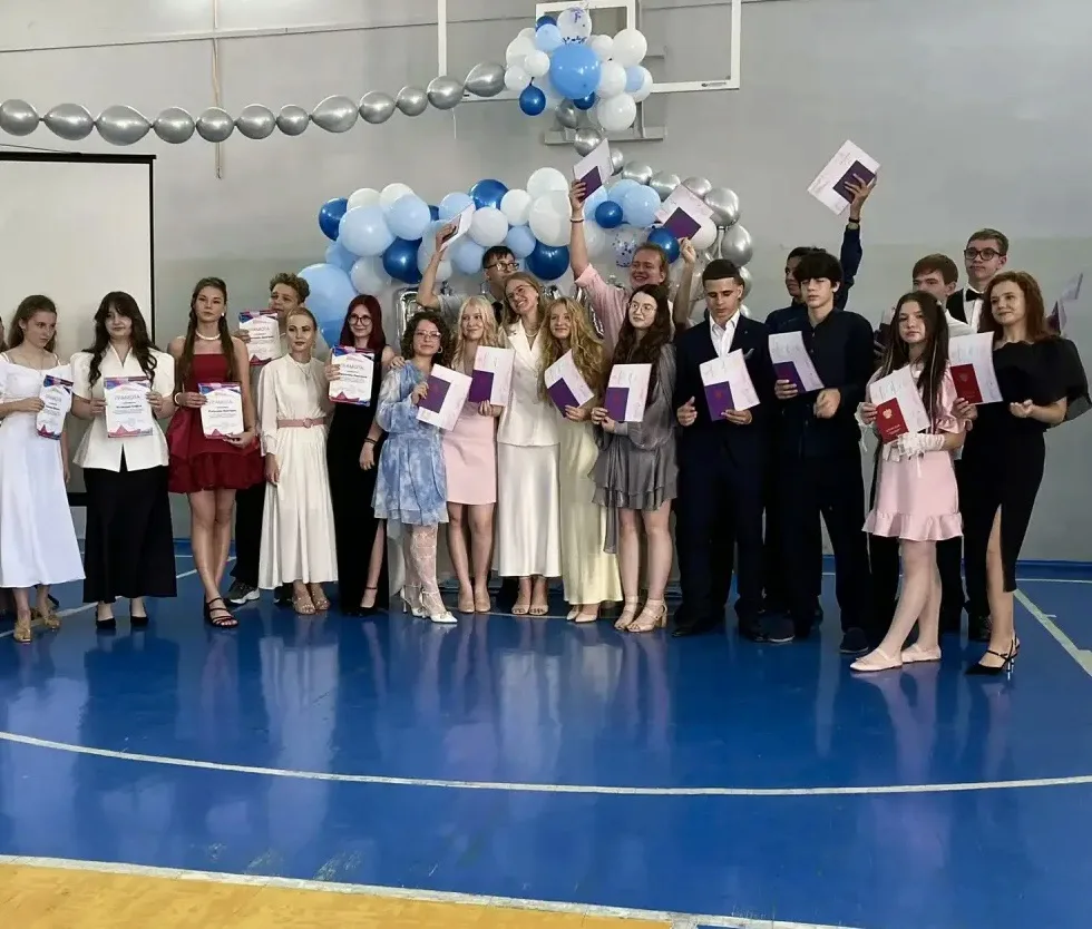 🎓🌟 Вперёд, к новым вершинам!

В нашей школе состоялось торжественное вручение аттестатов выпускник