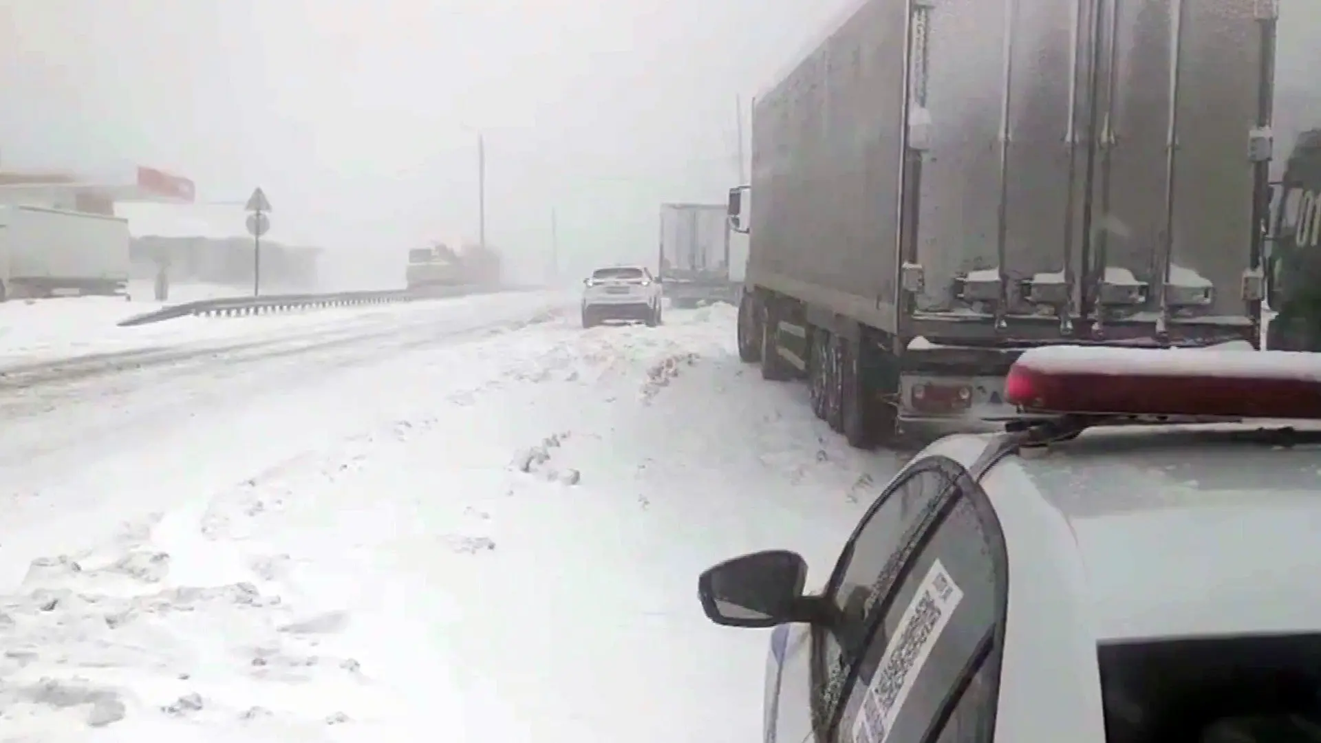 Зима пришла сразу в несколько российских регионов.