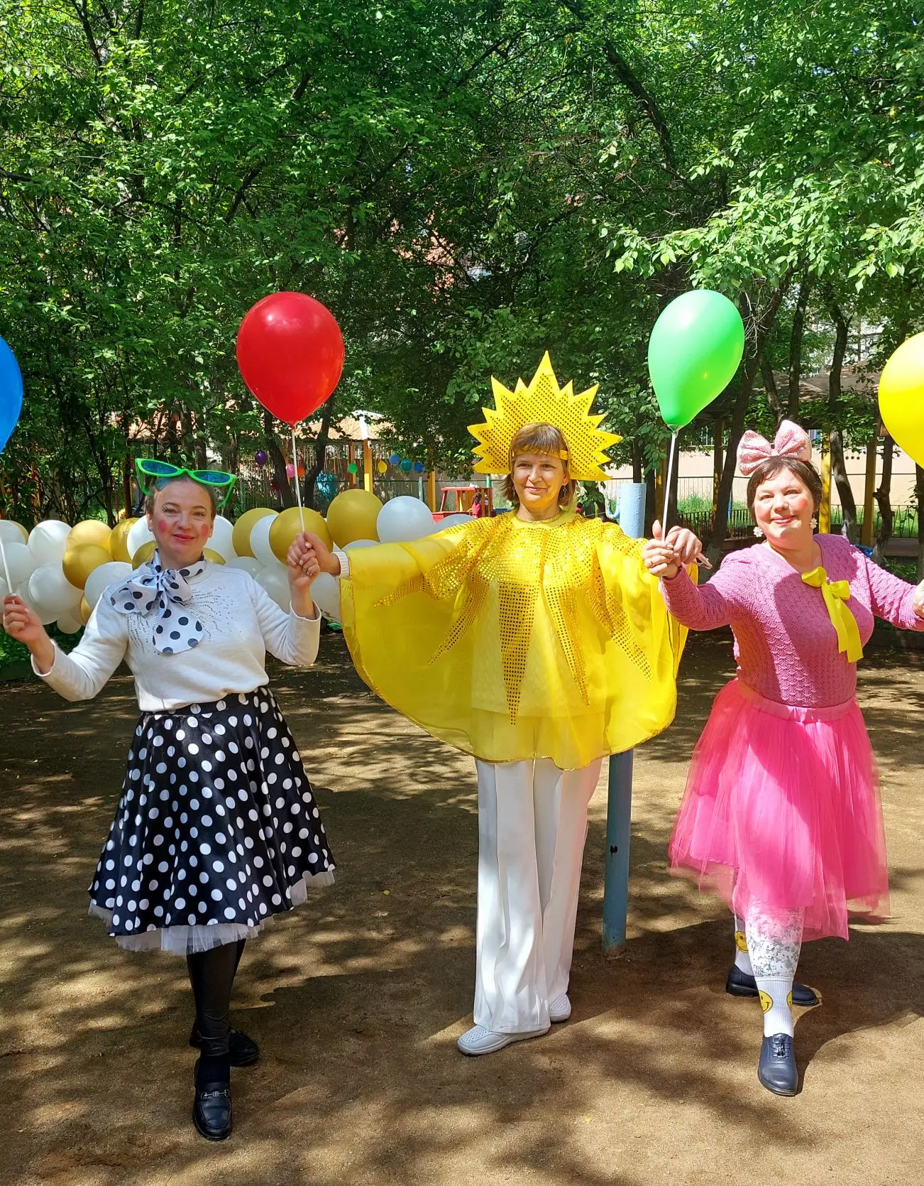 Сегодня на прогулке прошёл праздник с весёлыми героями, играми и  танцами, посвящённый Дню защиты де