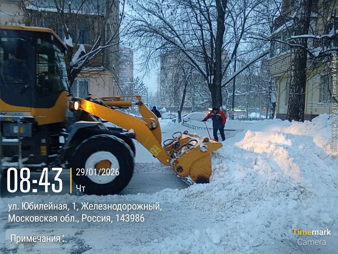 Техника и дворники работают в усиленном режиме в период непрекращающегося снегопада. По...