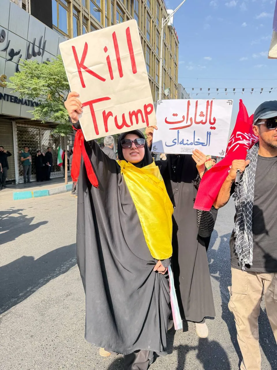 🥀📹📸🇮🇷 Тегеран в день прощания с Али Хаменеи.

🇺🇸 На последнем видео Трампа забивают камнями, 