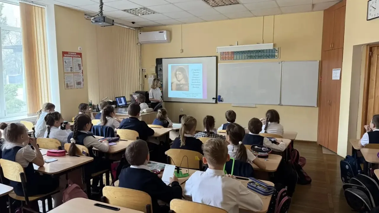 27 марта отмечался Всемирный день театра. Ученица 5 «В» класса, Масленикова Марьяна, провела интерак