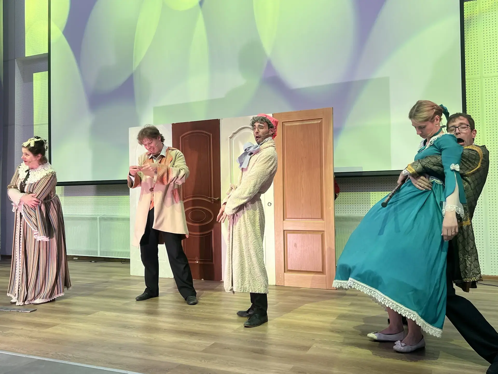 🎭 А у нас в гостях Митрофанушка со своей маменькой!  Мы приветствуем вас замечательной постановкой «