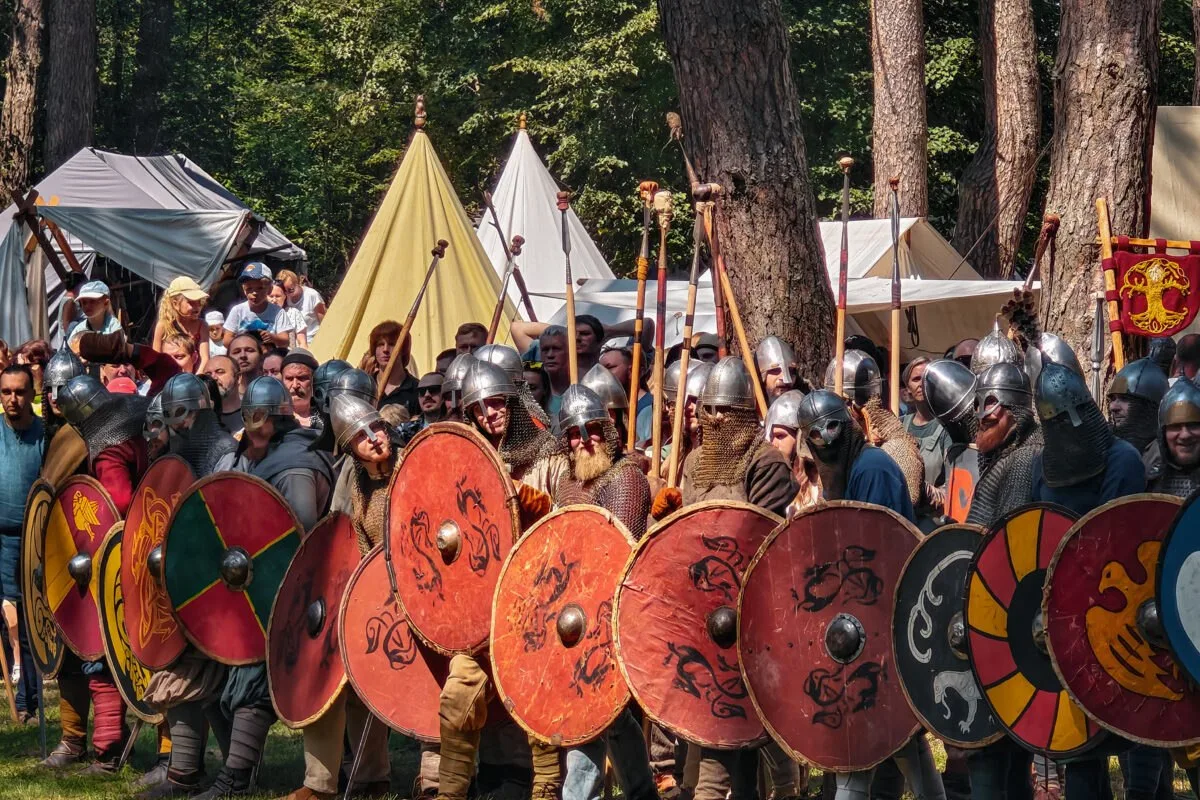 ⚔️🎪 Воскресенье в Гнёздово — это путешествие во времени! 4 октября в историко-археолог...