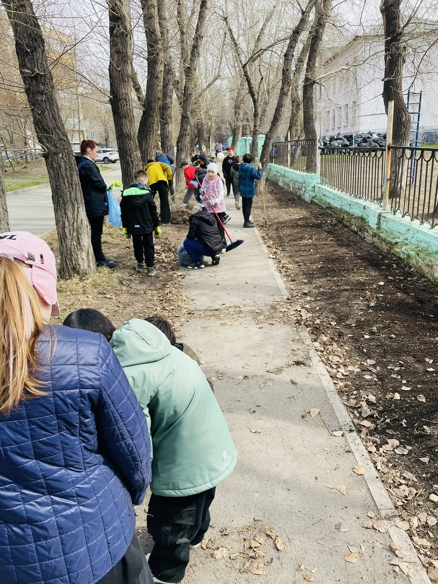 🧹Маленькие герои большого дела!  🤗Наши младшие лицеисты участвуют во Всероссийской акции «Зеленая ве