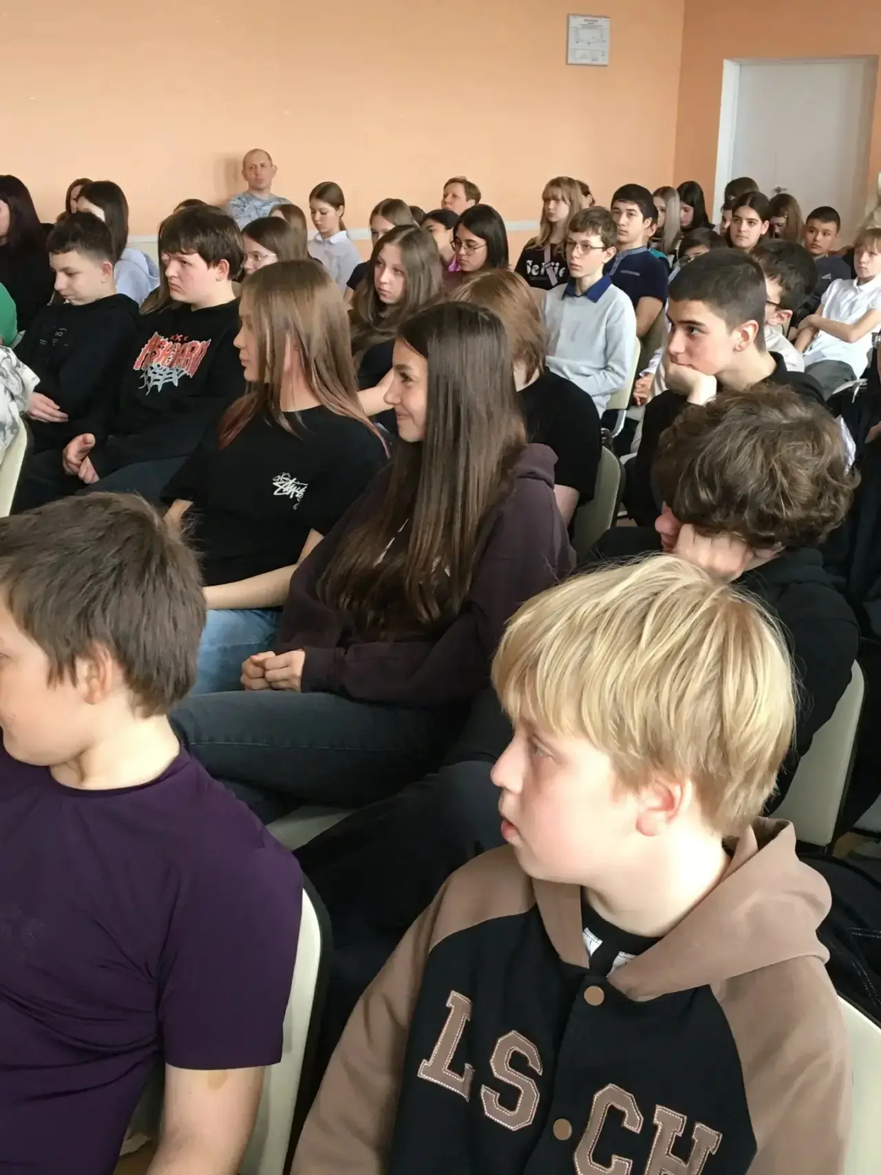 💭1  апреля в школе с состоялась встреча с инспектором отдела ГИБДД, который провел профилактическую 