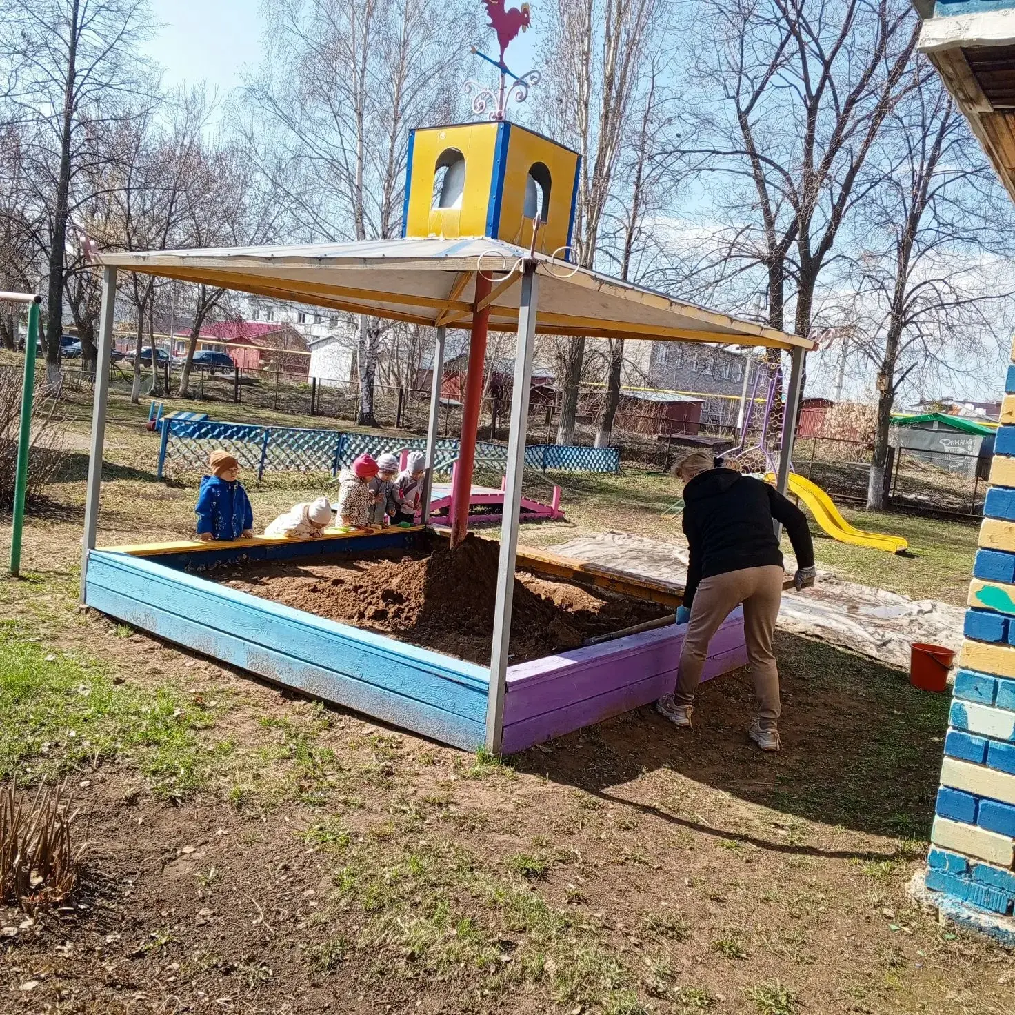 В рамках двухмесечника по уборке территории. Наши воспитанники помогают воспитателям. Т...