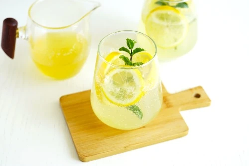 Лето в одном стакане 🍋✨

Есть ли что-то более освежающее, чем домашний лимонад в жаркий полдень? Ко