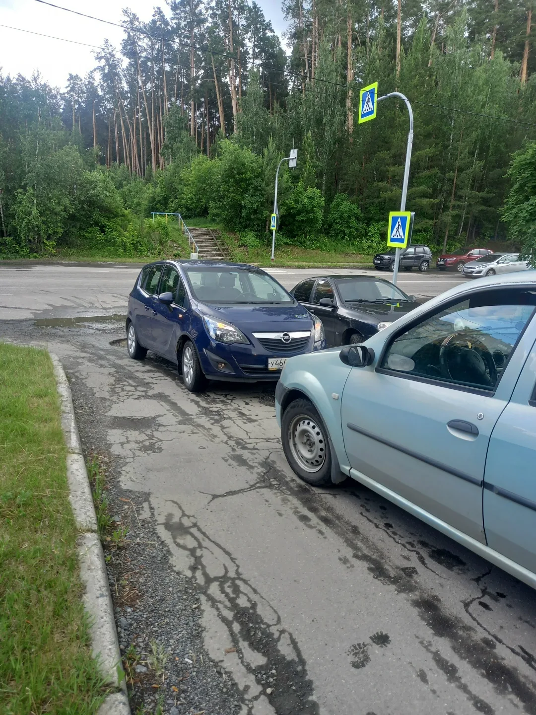При выезде с дворов между домами 21 и 27 по ул. Забабахина, человек не захотел разъехат...