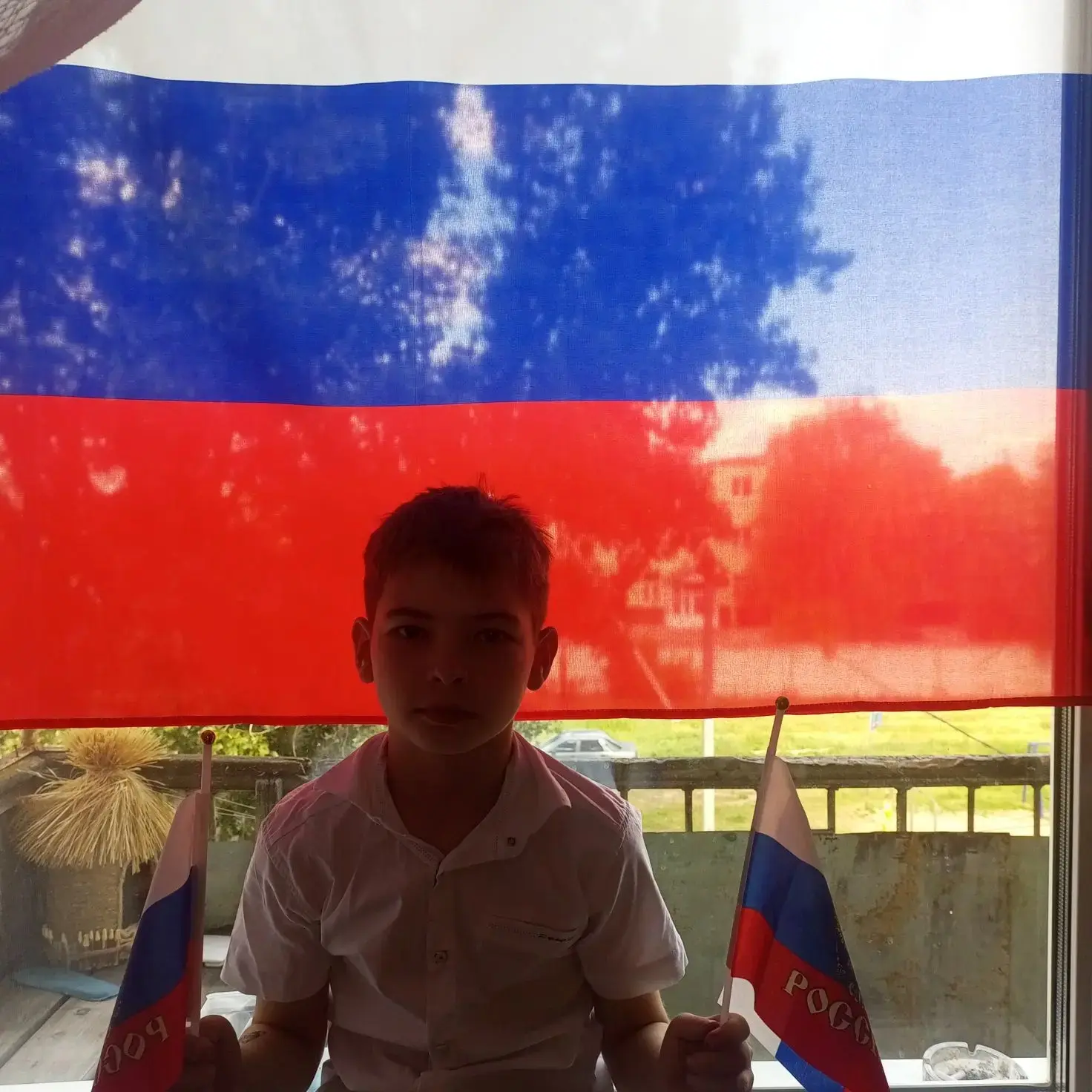 Кодров Илья, ученик 3"б"класса - участник акции" Флаги России "
