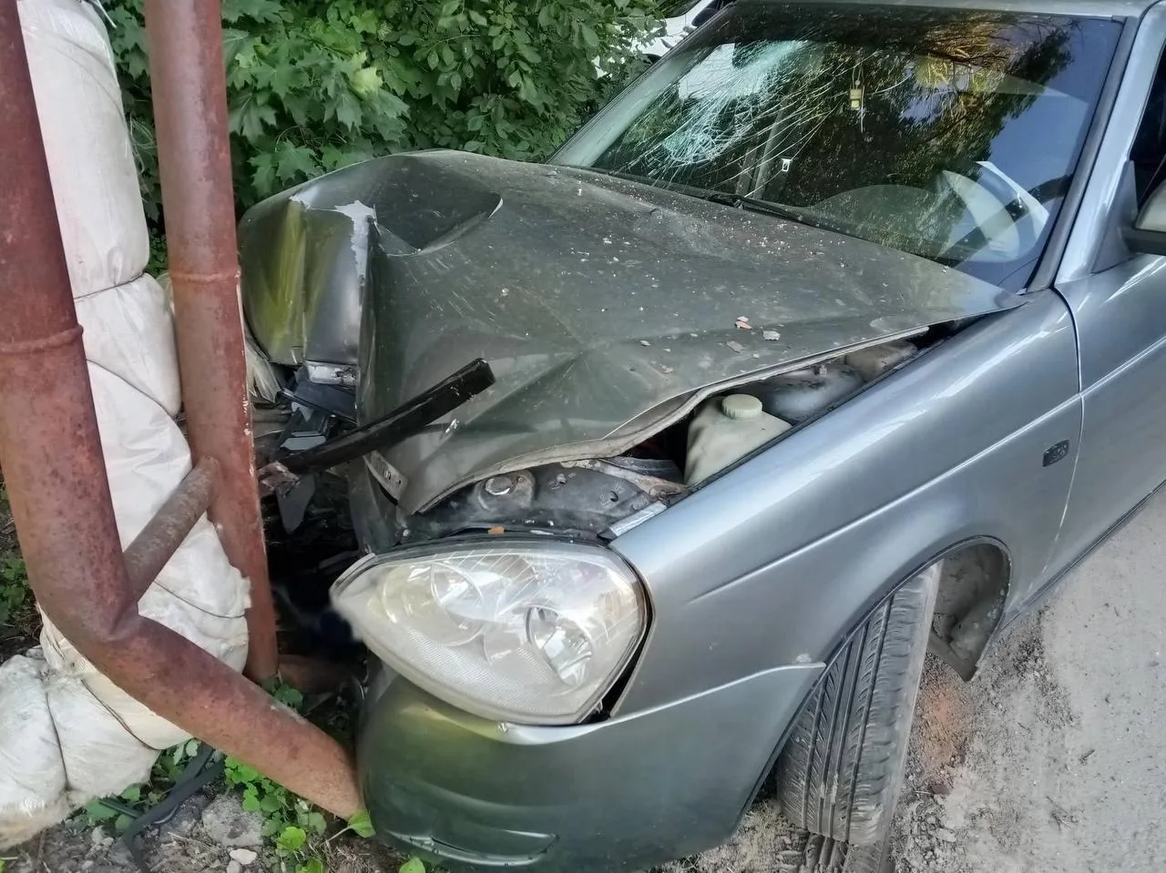 ⚠️В Тамбовском округе 17-летний водитель «Лады Приоры» врезался в опору теплотрассы. По...