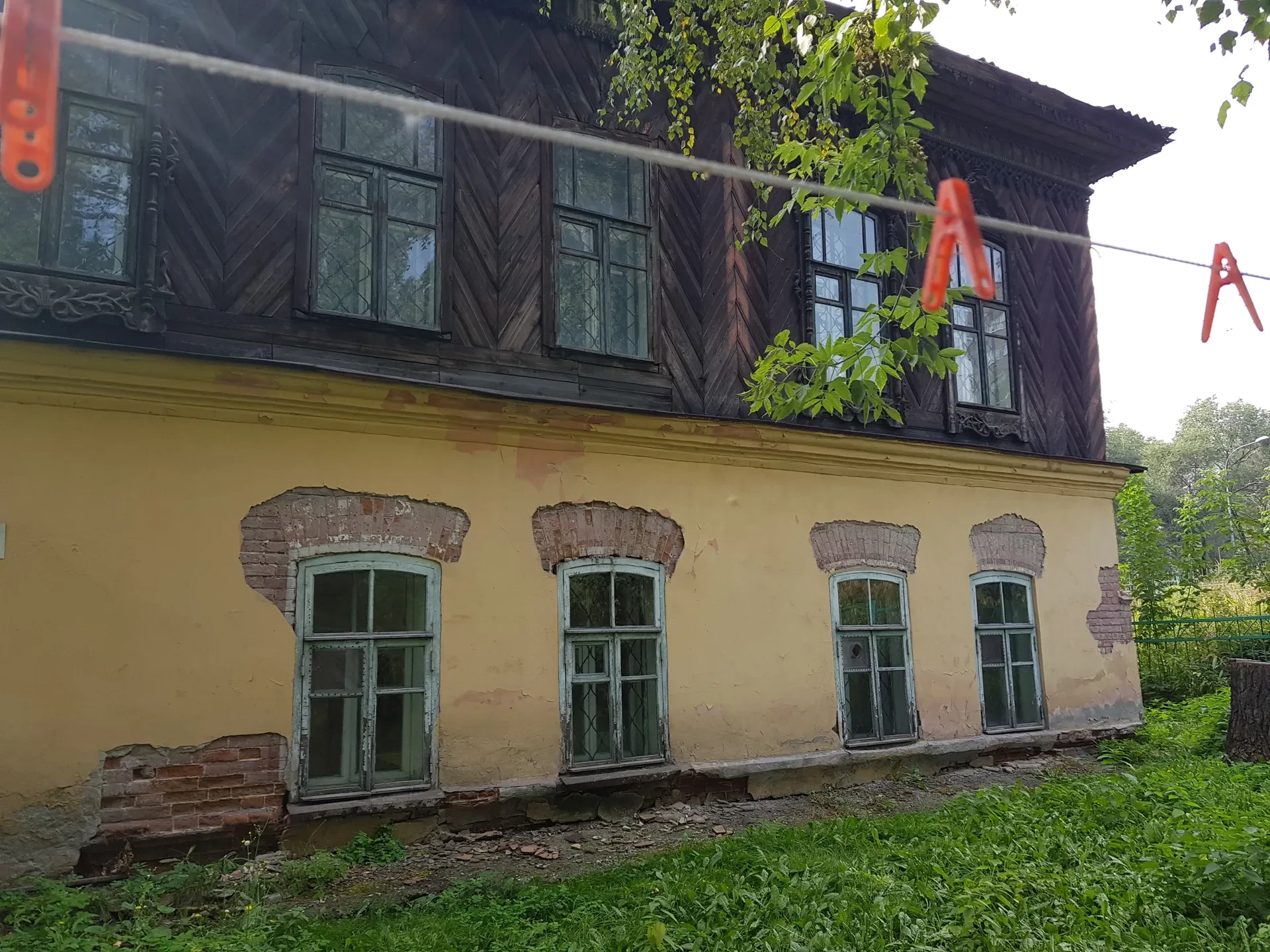 В Новокузнецке, на ул. Водопадной, 19, стоит здание, которому больше полутора веков. Это не просто с