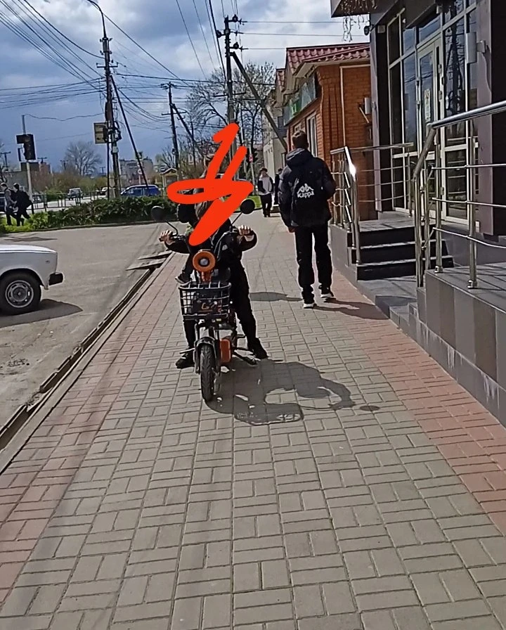 От школы номер 4, участники гоняют на быстрых электробайках по улице Первомайская, можно там патрули