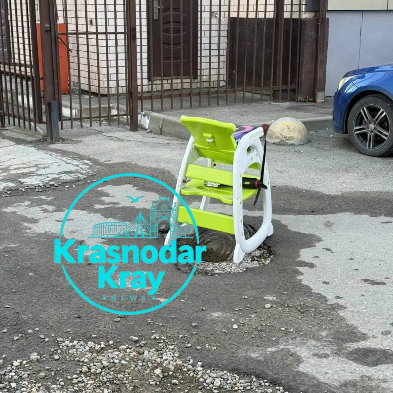 😅 Жители Музыкального в Краснодаре придумали необычный способ обозначить открытый люк