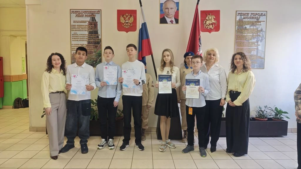 🇷🇺 Утро понедельника традиционно началось с выноса флага и исполнения гимна!  🎭 Сегодня в школе сост