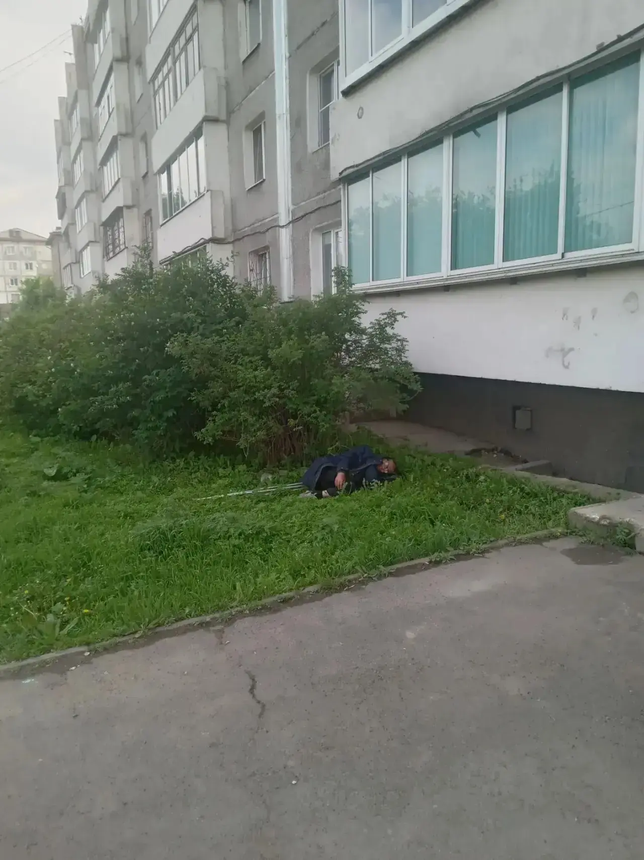 Четвертый день, Волгоградская 53,  мужчина без ноги спит, живет, пьет и справляет нужду...