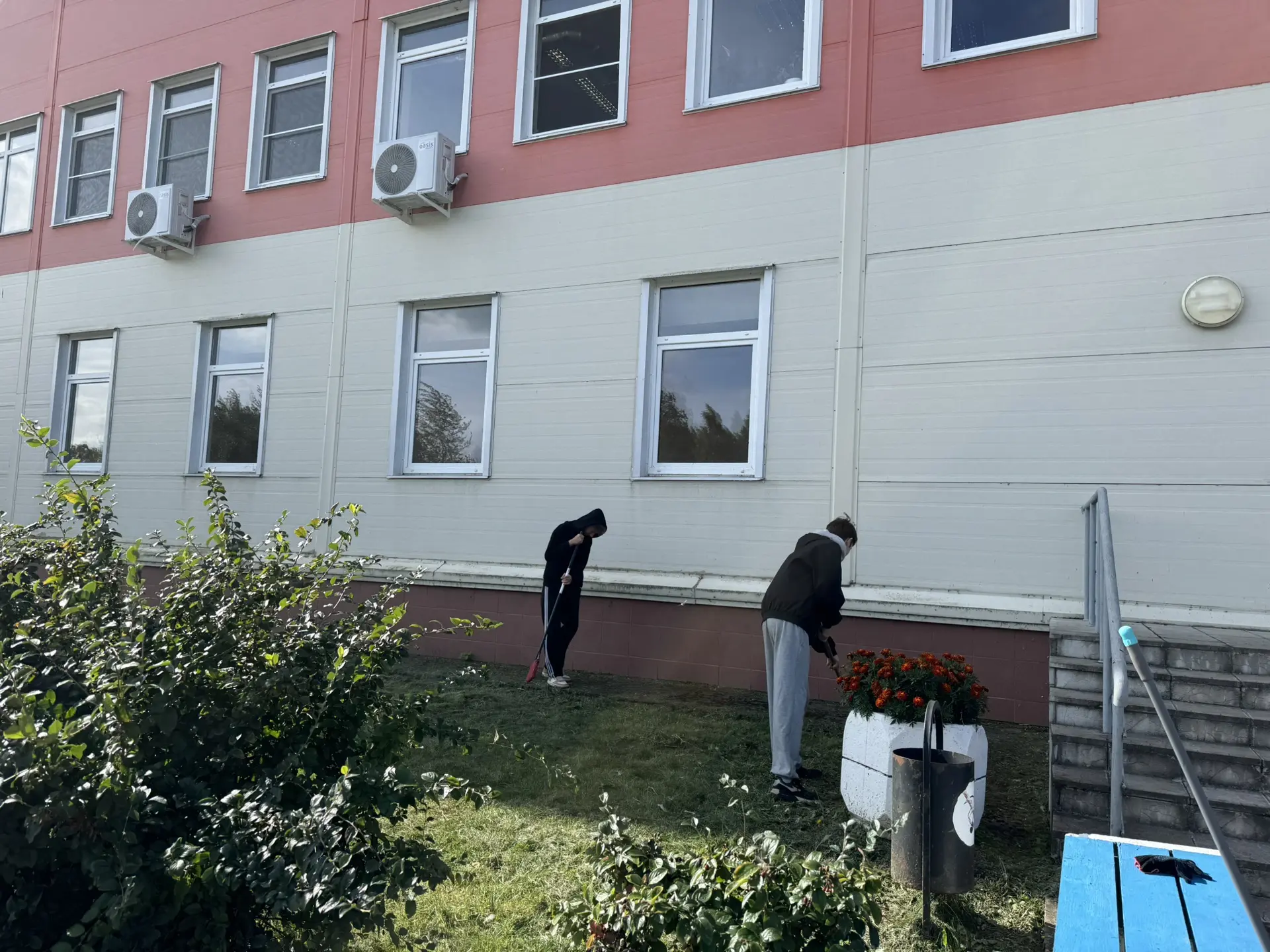Завершилась летняя практика в ГБУ Спорткомплекс «Арктика». В августе к работам по уборк...