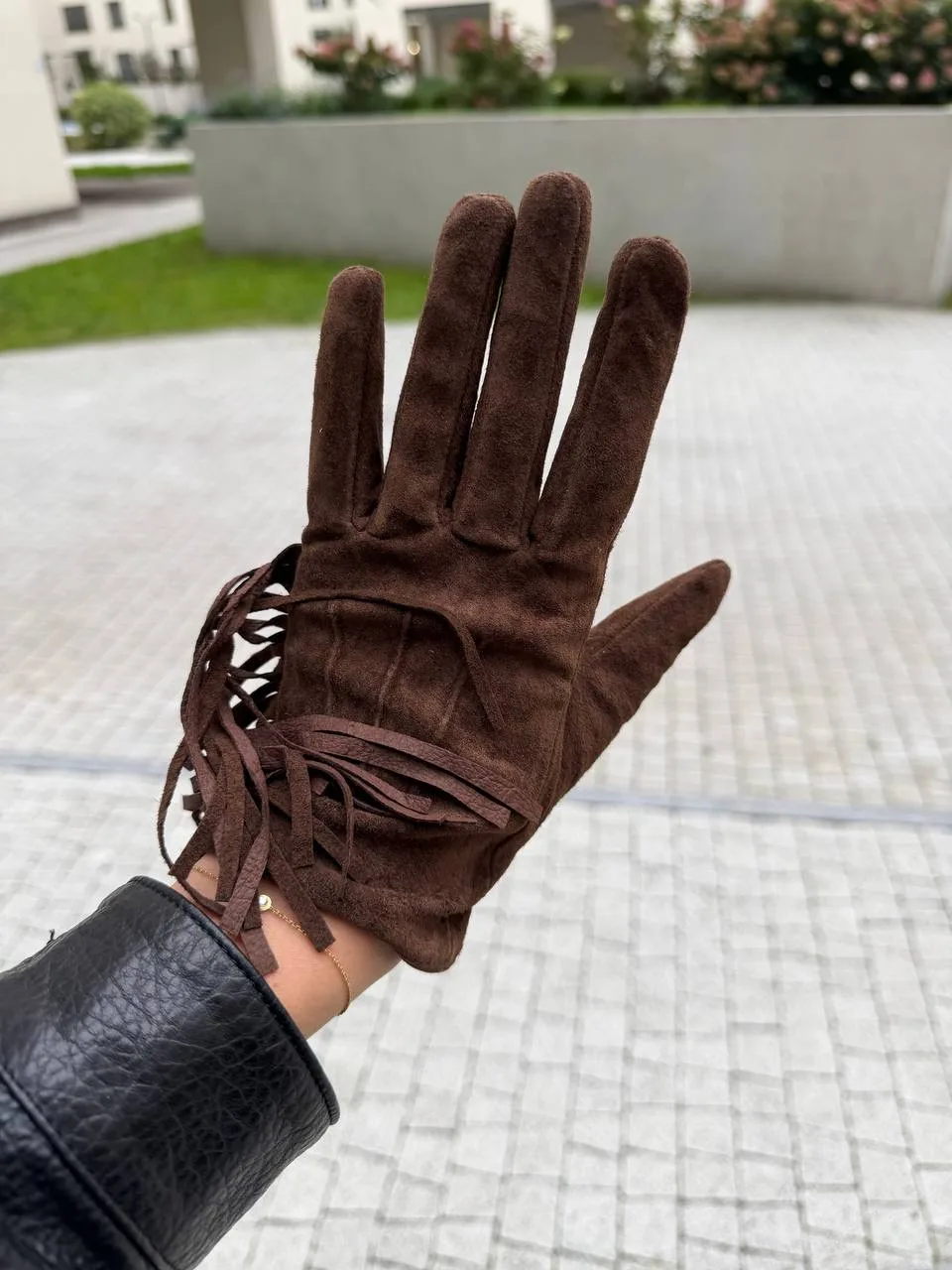 Перчатки из натуральной замши с бахромой 3990₽