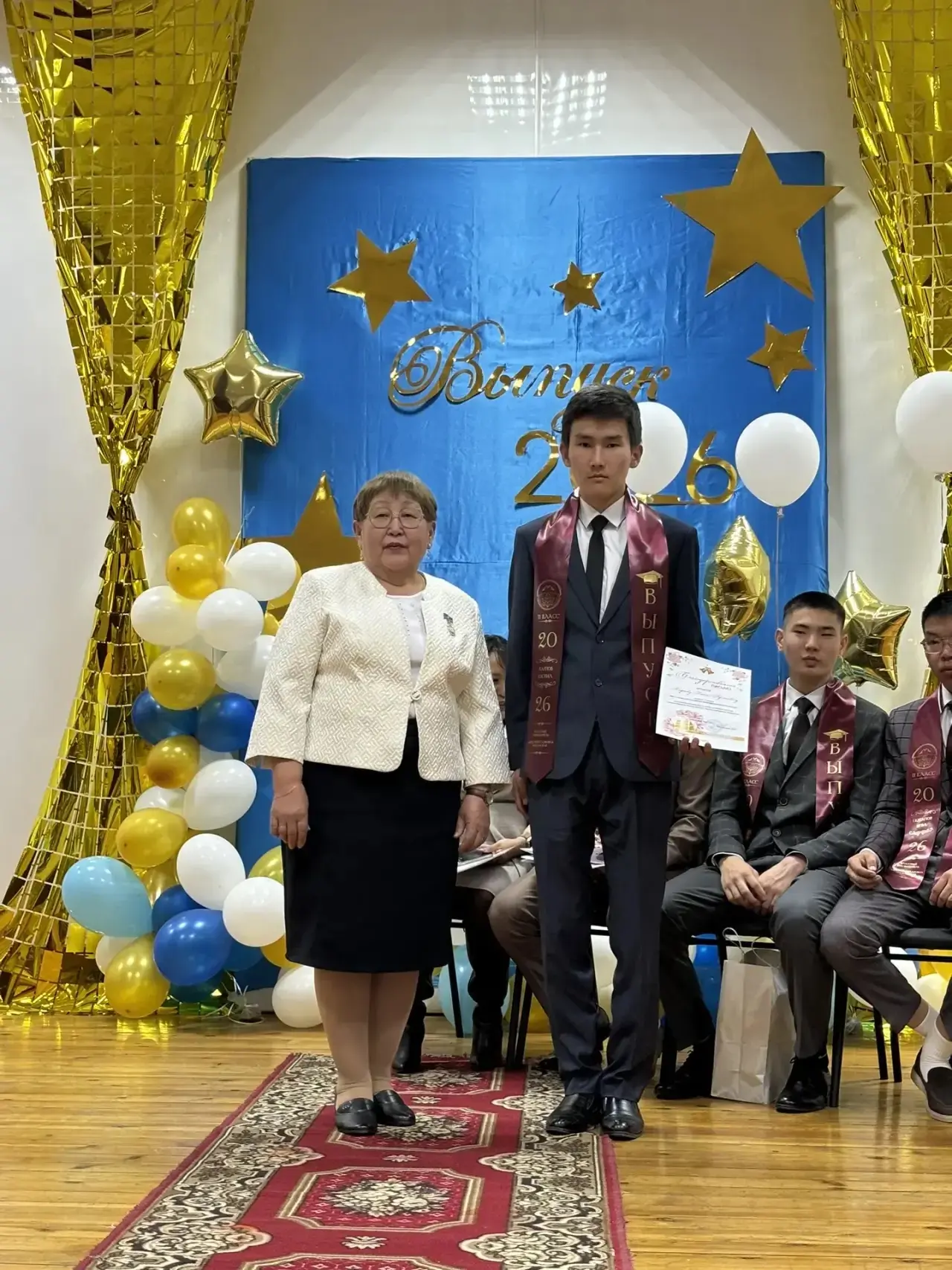 Чуораан алгыстаах айаҥҥа атаарар 🔔👨🏻‍🎓👩🏻‍🎓

Дьоллоох олох киэҥ суола
Иннин диэки тыргыллар,
С