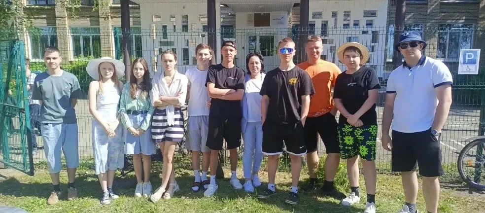 ✅В свой последний учебный день ученики 11 класса решили устроить праздник и пришли в школу в пляжной