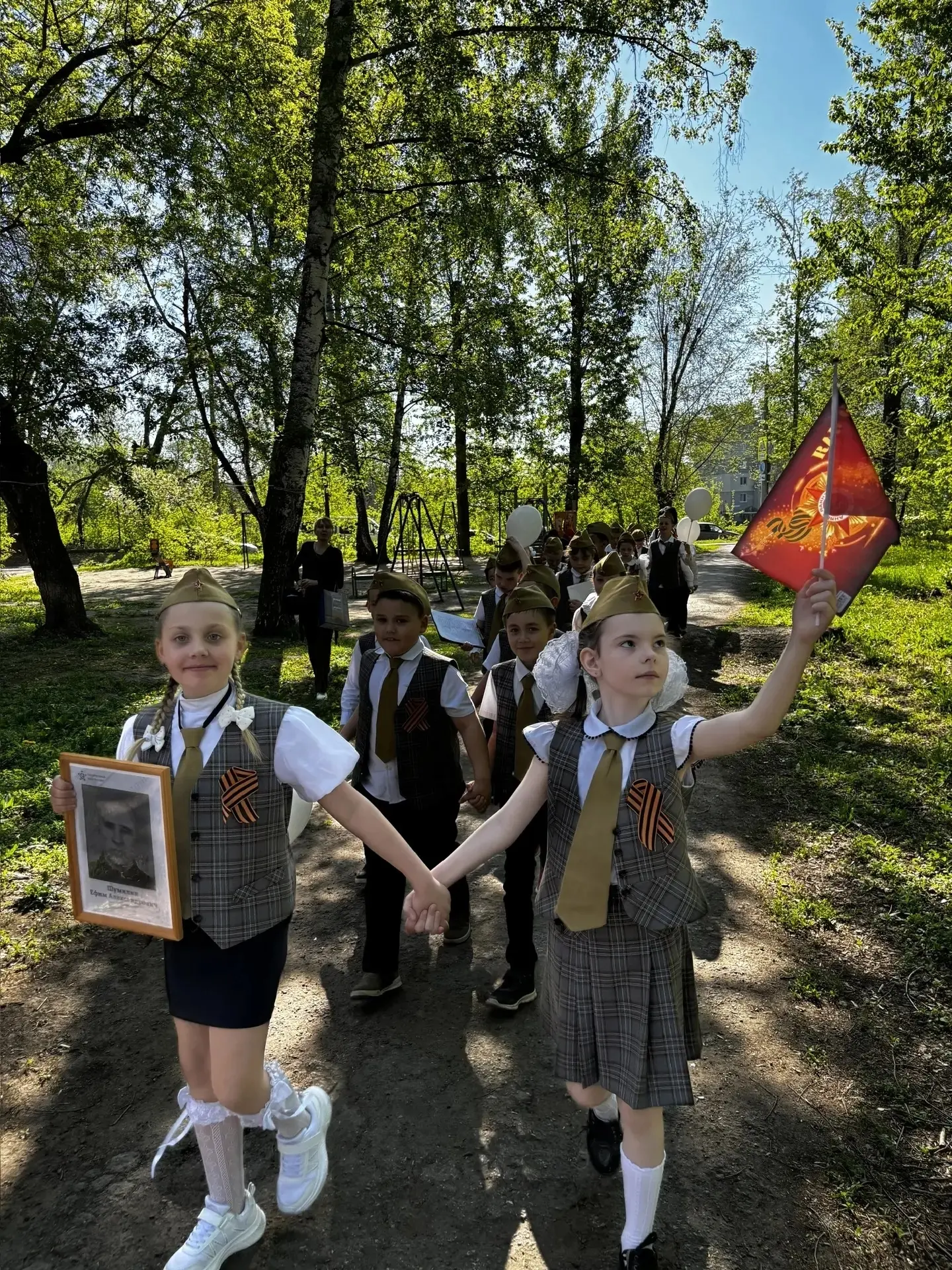 Учащиеся 1А, 1Б и 1В  класса под руководством классных руководителей Хамидуллиной Р. Х., Борисовой Е