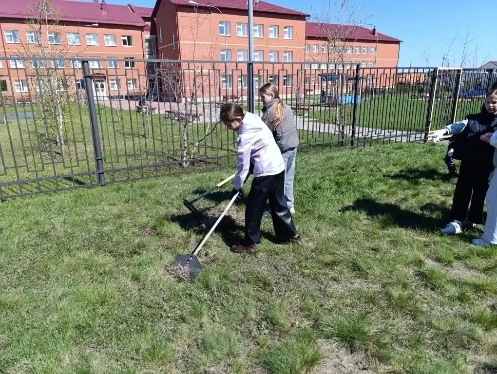 Апрельская традиция продолжается: школьники наводят порядок🧹  Ученики нашей школы вновь взялись за д