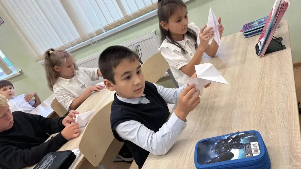 🕊️ Мастер-класс «Журавлик памяти»: символы мира в руках «Орлят России»