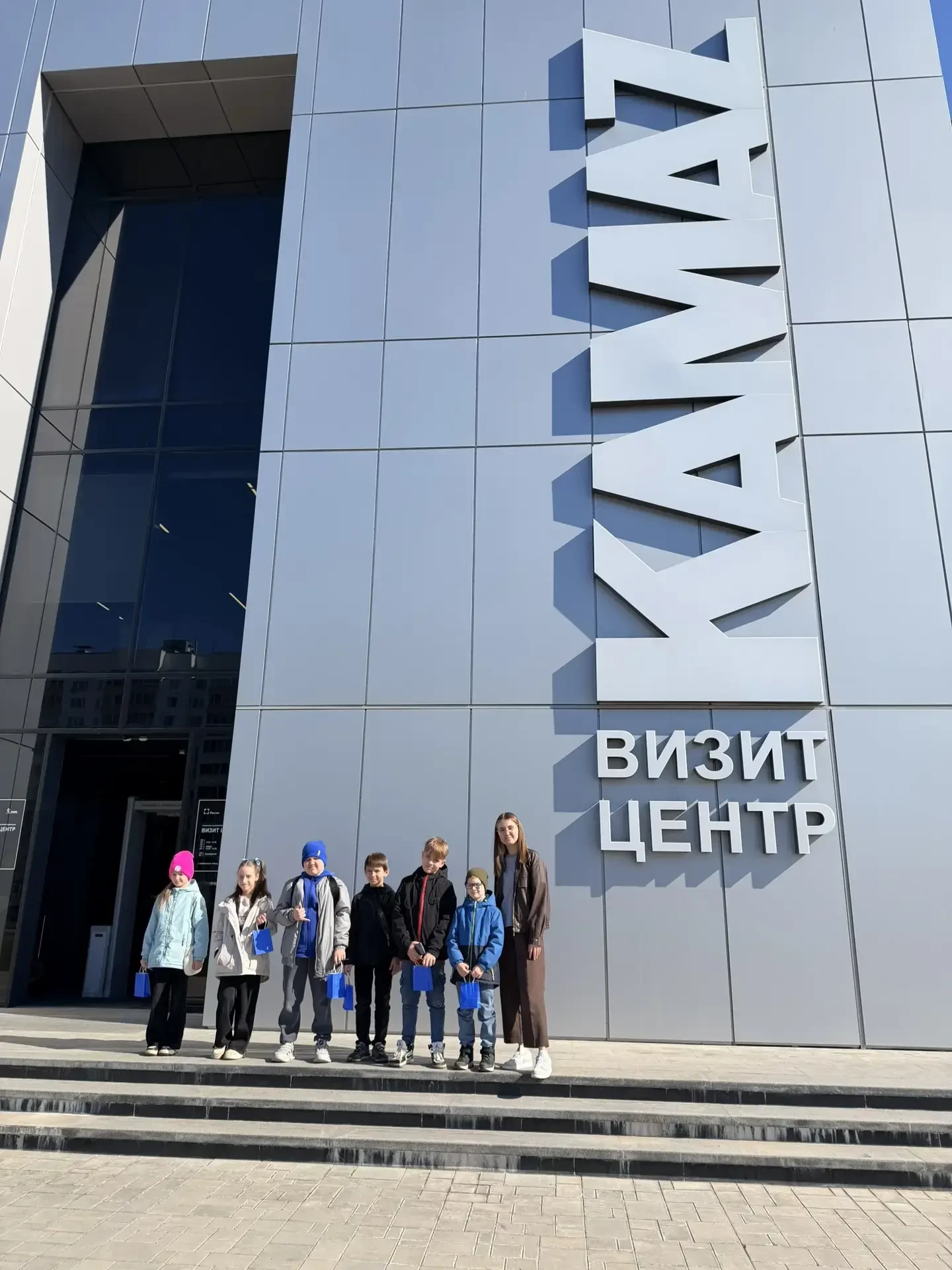 Весенние каникулы. 📍 2 «Г» класс посетил обновленный Визит-центр ПАО «КАМАЗ» в Набережных Челнах. Уз