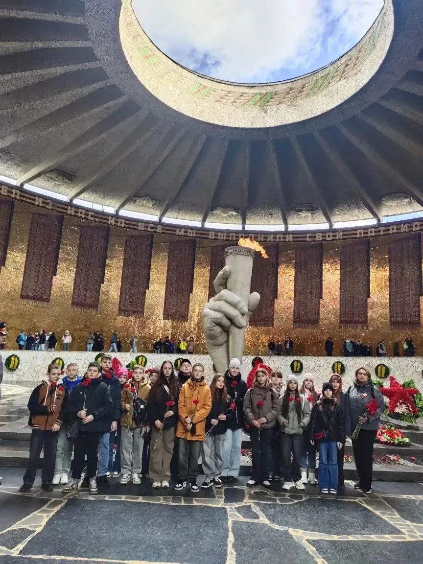 25 апреля ученики 5в и 6г класса побывали в городе Волгоград 📍  Знакомство с городом началось с обзо