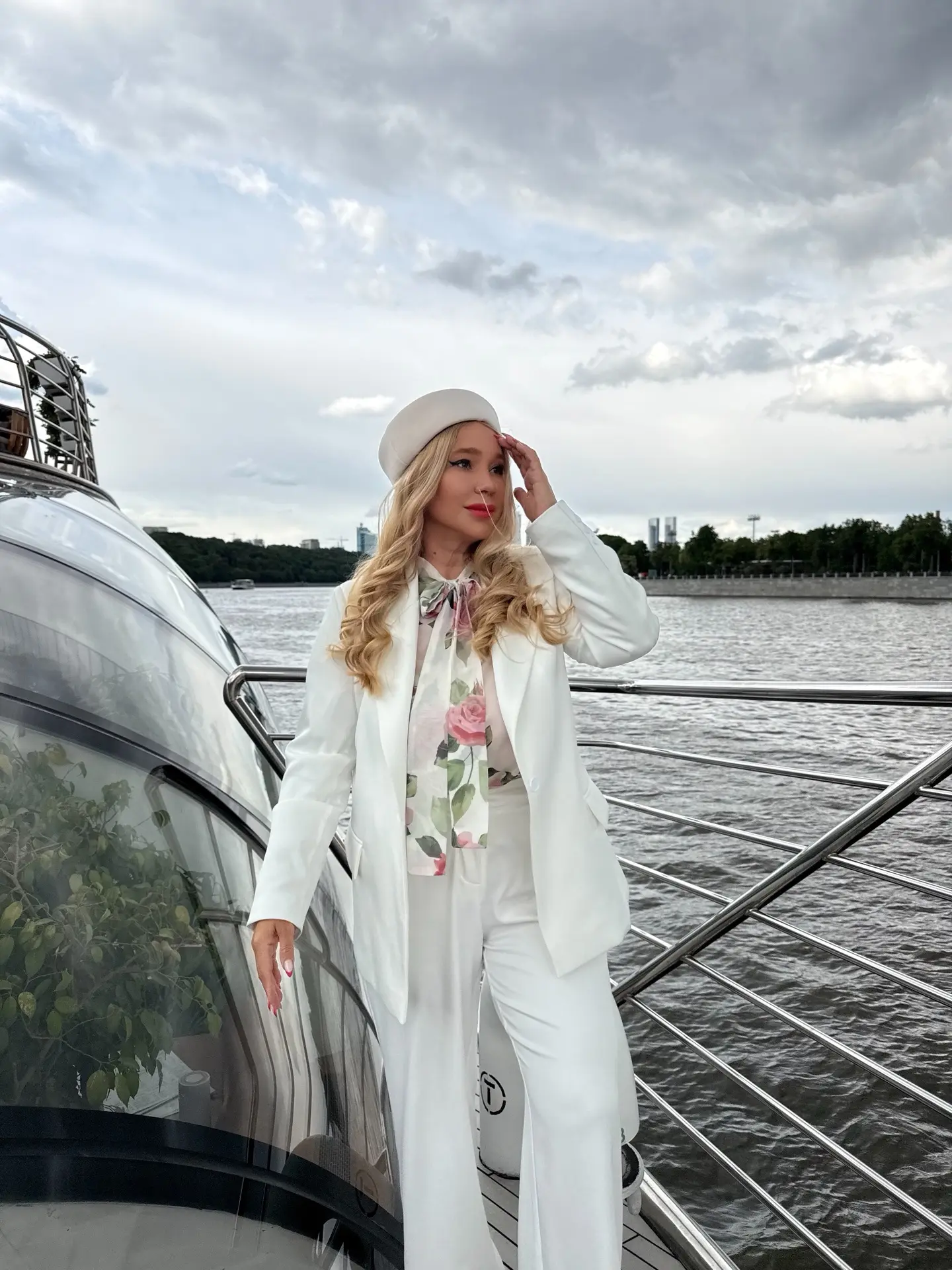 🛥️ Лучшей идеей было отправиться на речную прогулку на белоснежной яхте Александра Раппопорта ERWIN