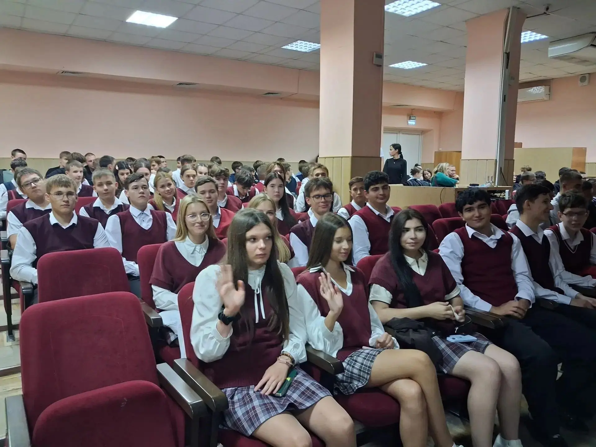 15 сентября, учащиеся 10 - 11 классов, вместе с классными руководителями Ирина Мельнико...