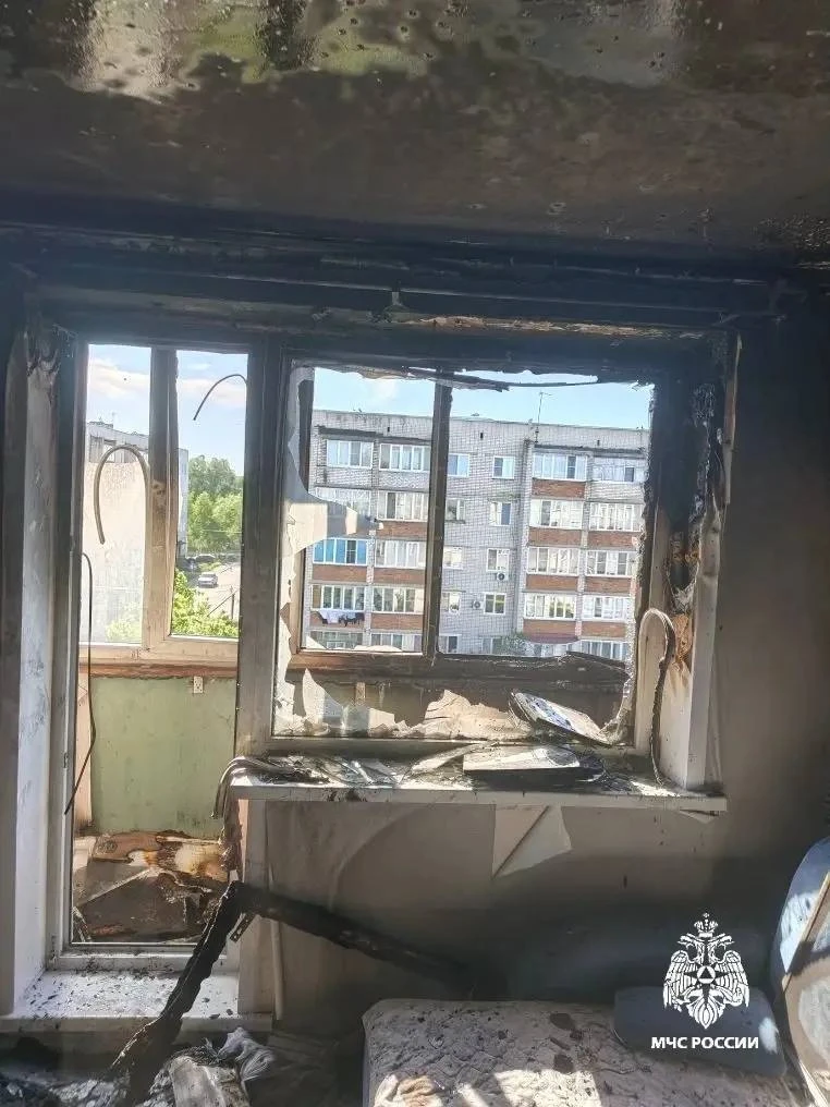 В Алатыре сотрудники пожарной службы спасли троих жильцов во время возгорания в многоквартирном доме