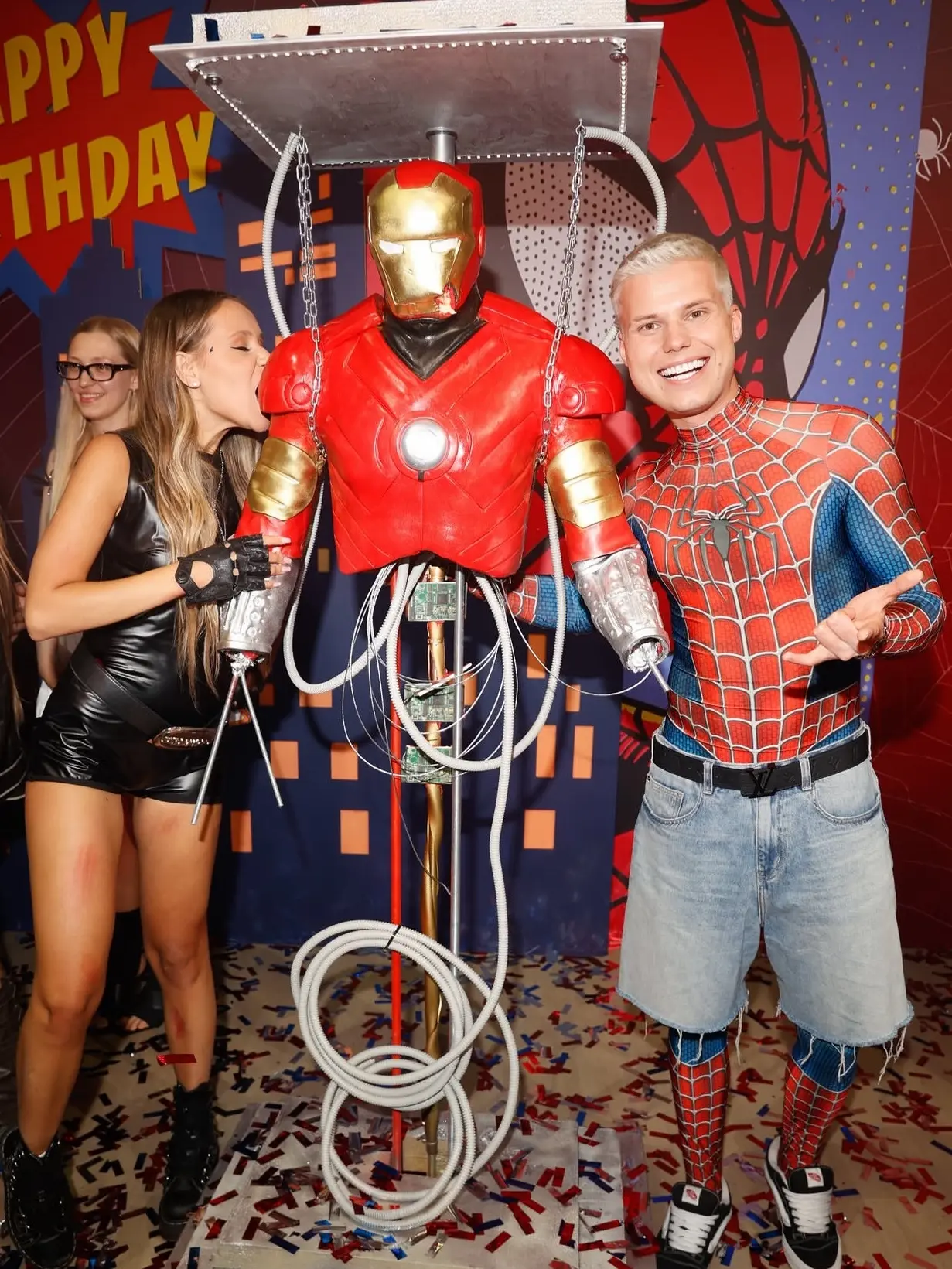 🕷️ Кадры со дня рождения Янгера